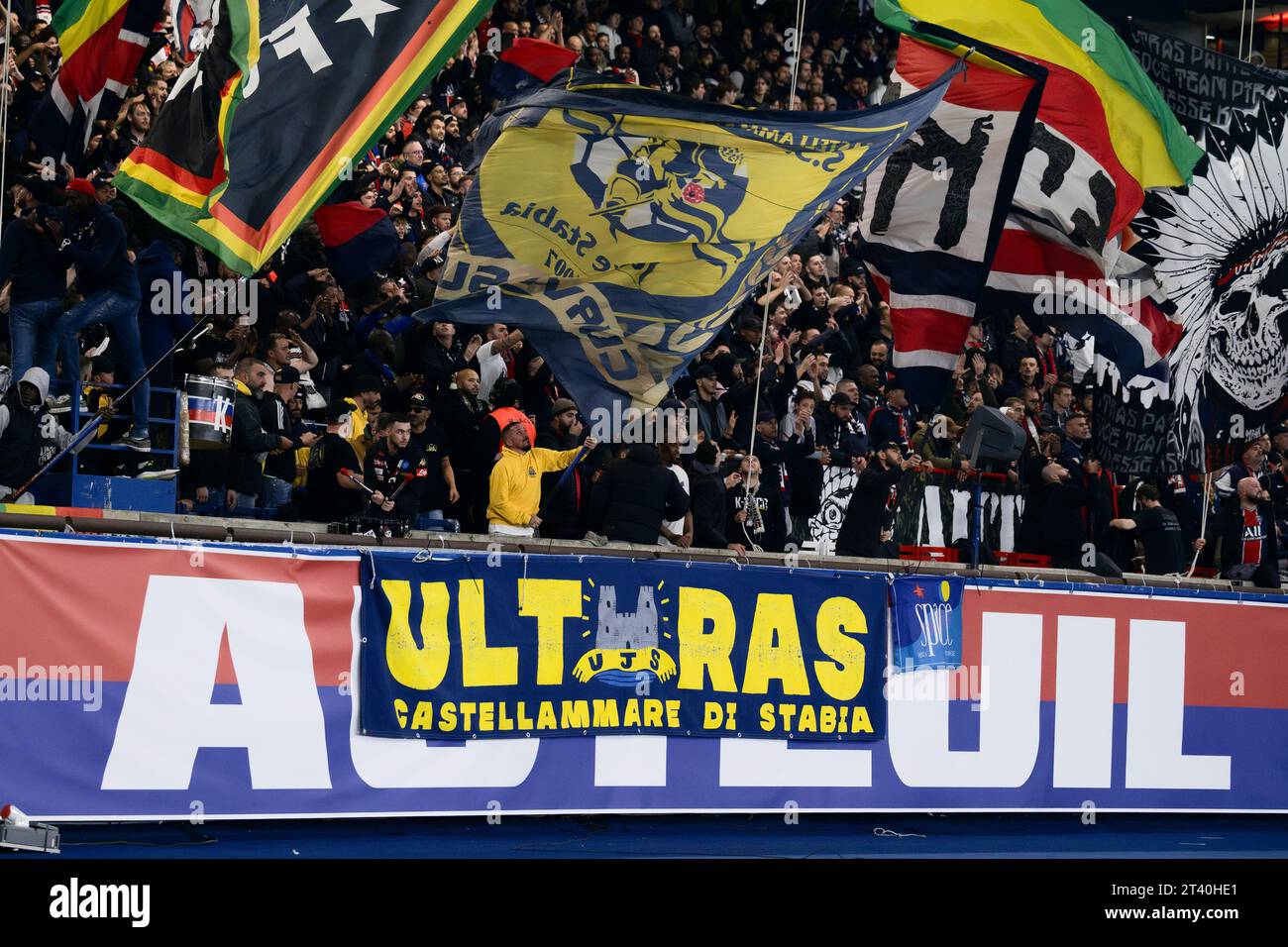 Un drapeau et une bannière de la Juve Stabia (Castellammare di Stabia) sont vus dans le secteur des supporters du Paris Saint-Germain FC lors du match de football de l'UEFA Champions League entre le Paris Saint-Germain FC et l'AC Milan. Banque D'Images