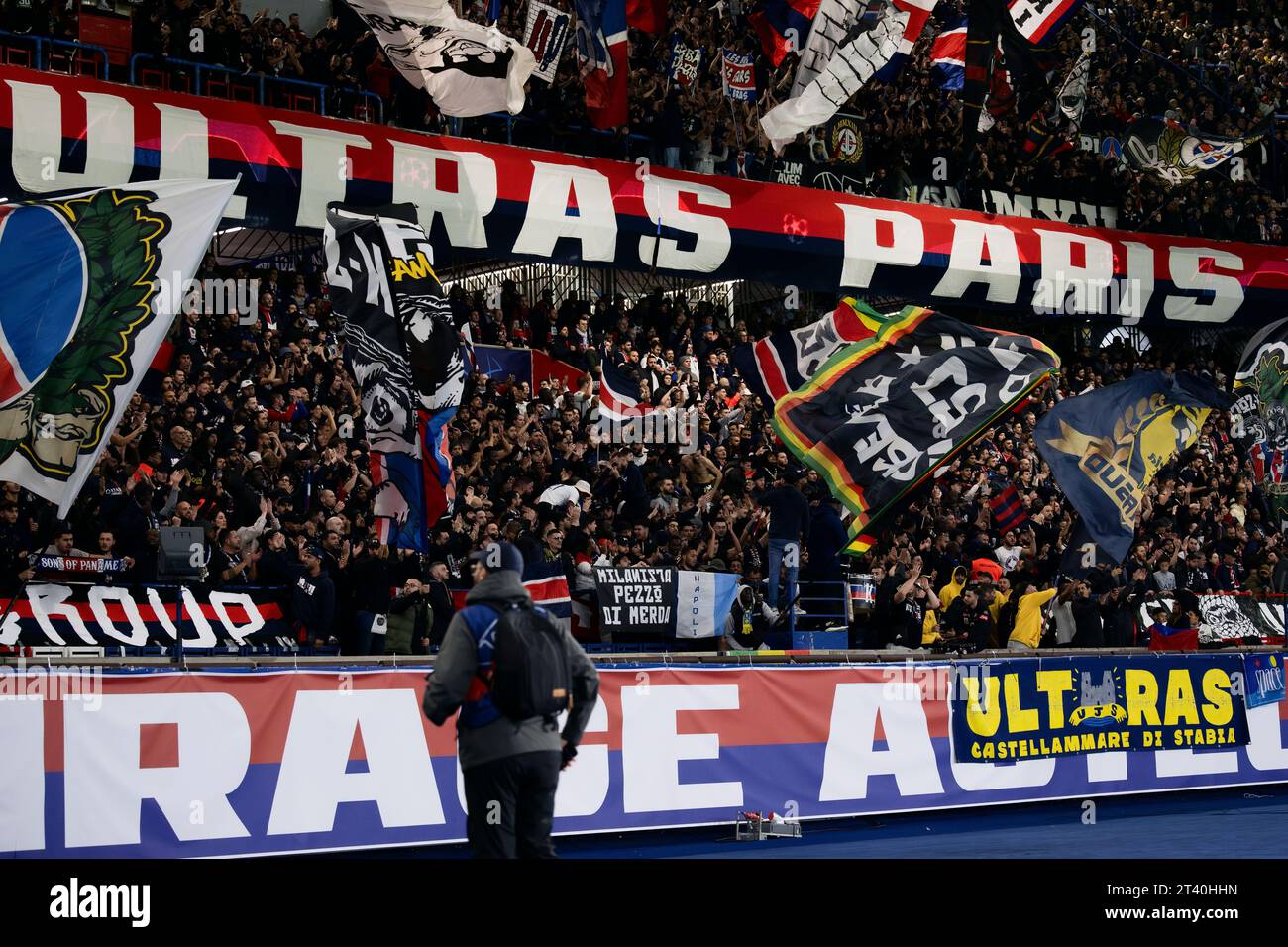 Un drapeau et une bannière de la Juve Stabia (Castellammare di Stabia) sont vus dans le secteur des supporters du Paris Saint-Germain FC lors du match de football de l'UEFA Champions League entre le Paris Saint-Germain FC et l'AC Milan. Banque D'Images