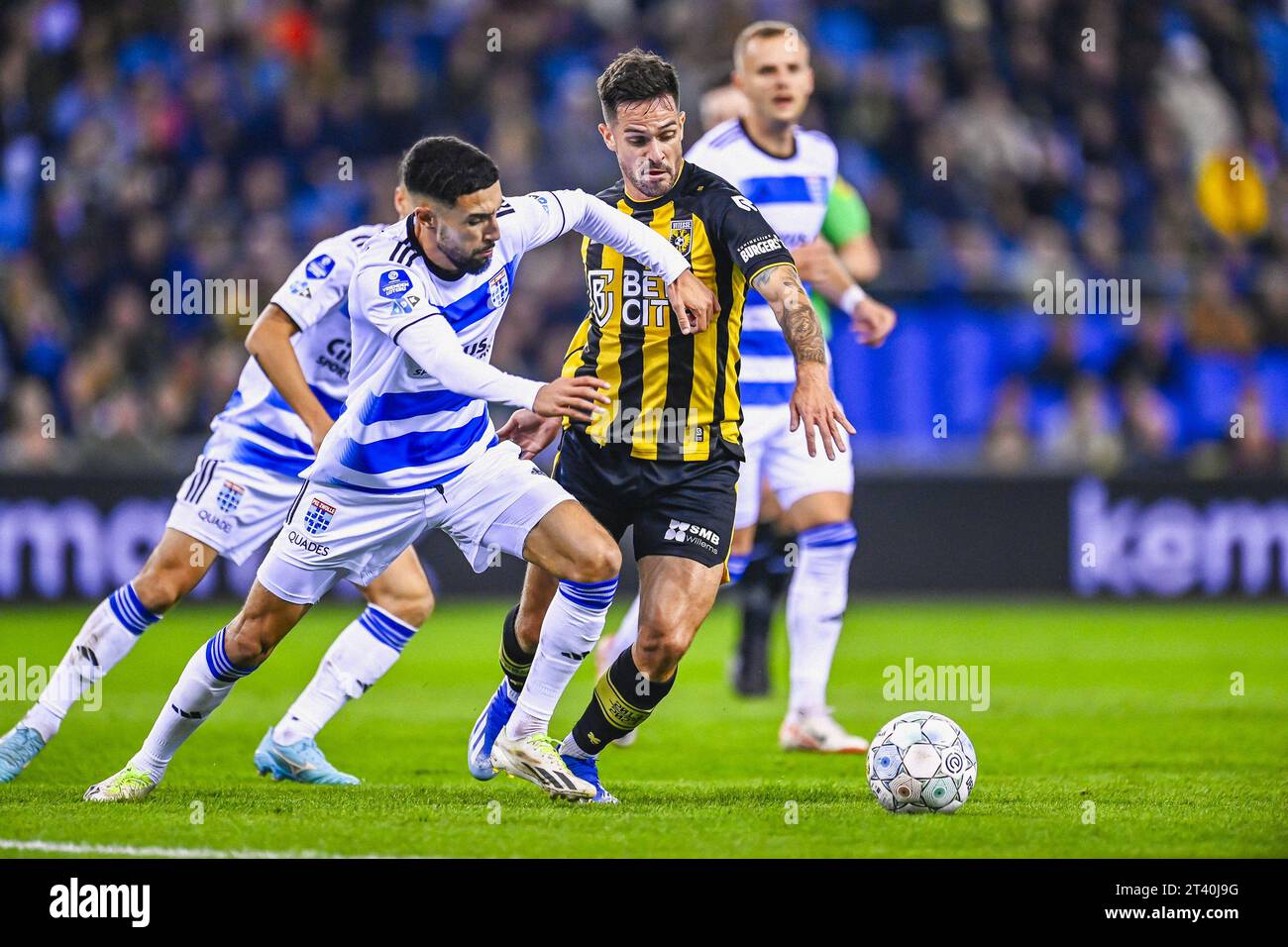 Arnhem, pays-Bas. 27 octobre 2023. ARNHEM, 27-10-2023, Gelredome, Dutch Eredivisie football, saison 2023/2024, vitesse - PEC Zwolle, joueur de PEC Zwolle Younes Namli, joueur de vitesse Mica Pinto (photo de Pro Shots/Sipa USA) crédit : SIPA US/Alamy Live News Banque D'Images