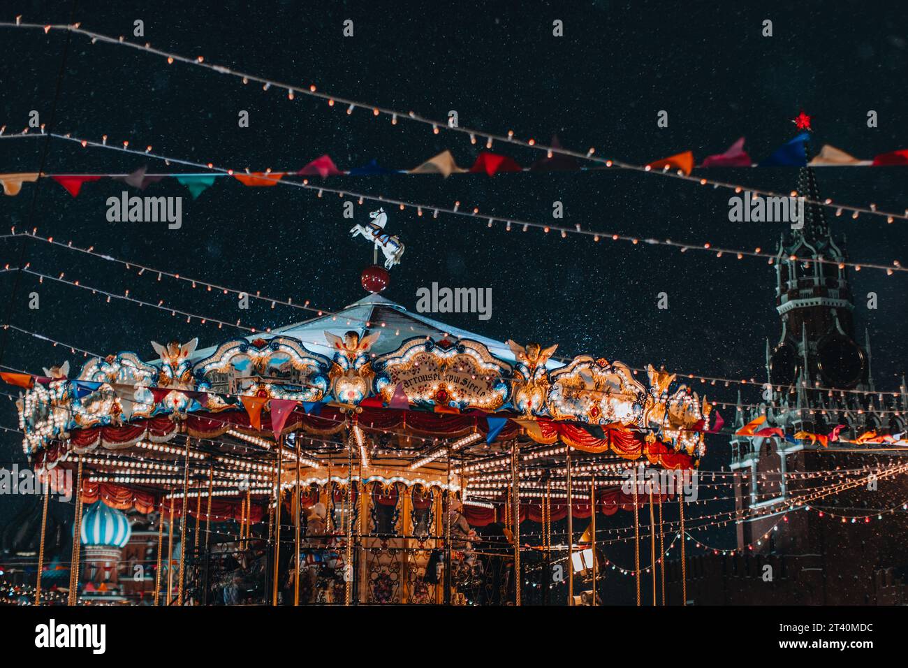 Vacances magiques à Moscou. Amusement festif pour les enfants dans l'atmosphère du nouvel an avec neige volante. Banque D'Images