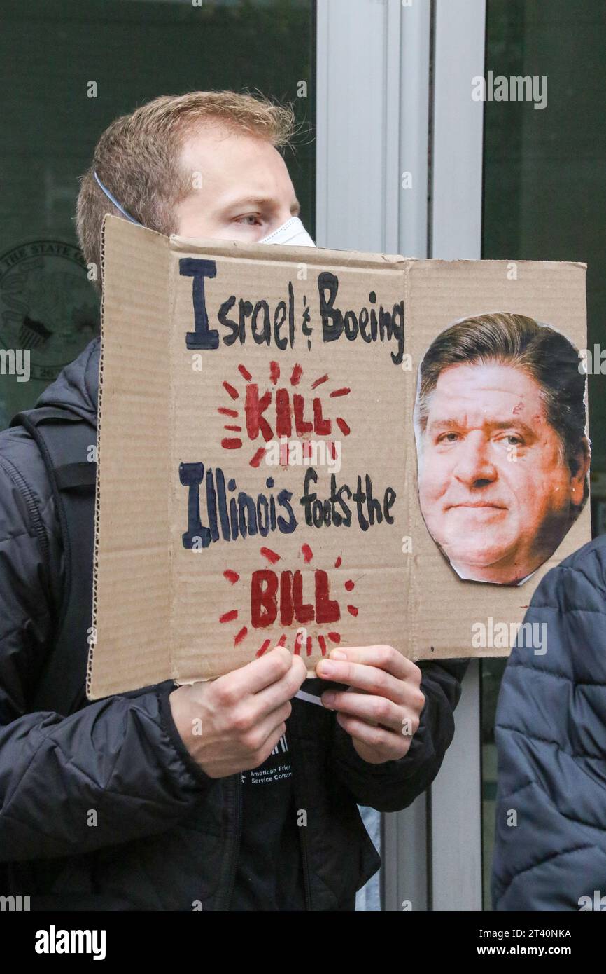 Militants présents au Boot Boeing ! la marche libre de la Palestine et le rassemblement bloquent toutes les entrées du bureau du gouverneur Pritzker à Chicago dans le centre-ville de Chicago le 27 octobre 2023. Organisés par la campagne #BoeingArmsGenocide de Chicago Discenter, ils exigent que l'État cède les 8,7 millions de dollars de crédits d'impôt destinés à Boeing et le gouverneur Pritzker soutienne publiquement un cessez-le-feu maintenant. (Photo : Alexandra Buxbaum/Sipa USA) crédit : SIPA USA/Alamy Live News Banque D'Images