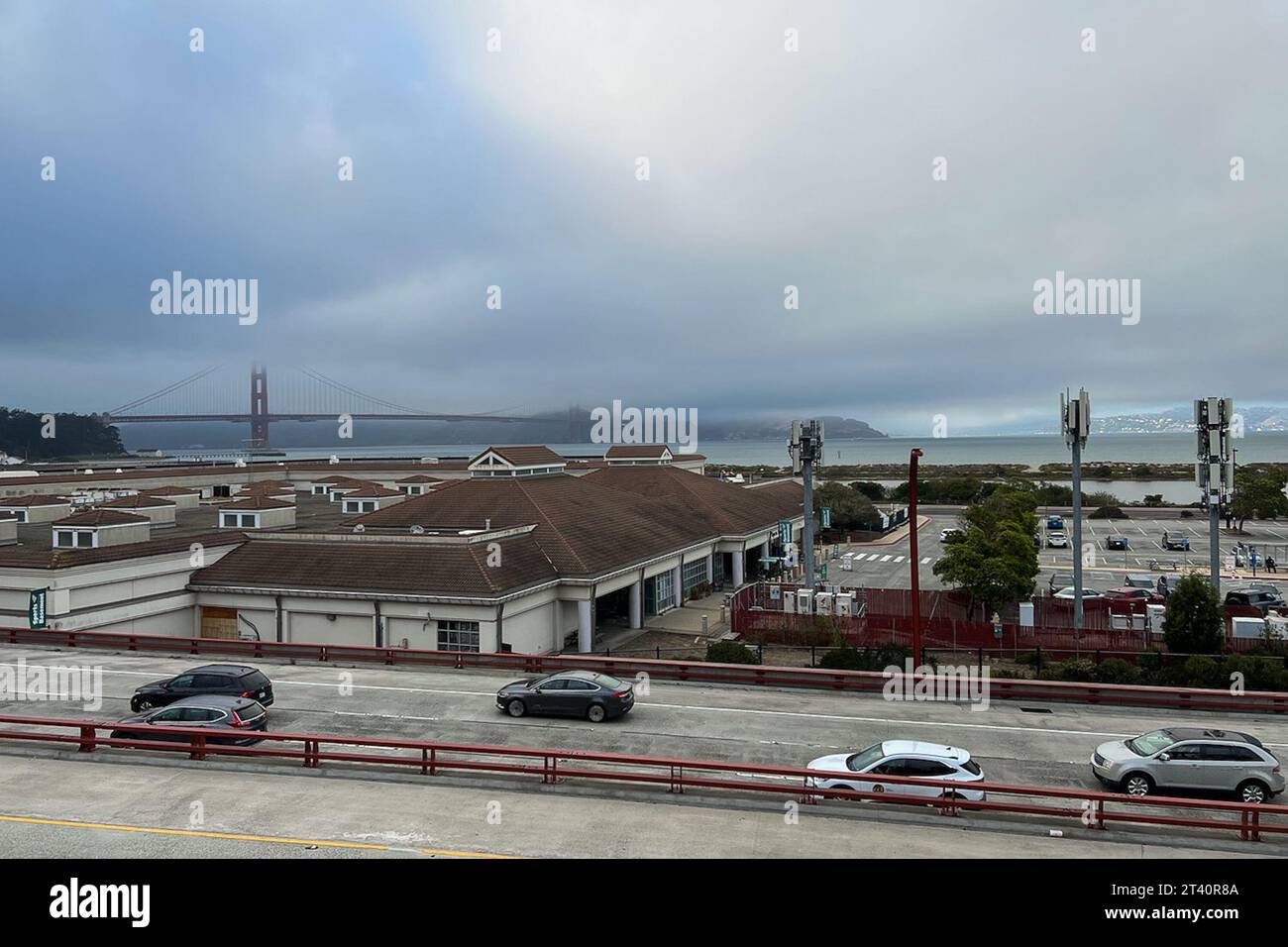 San Francisco, États-Unis. 24 octobre 2023. Le Golden Gate Bridge à San Francisco, en Californie, vu depuis le Presidio, est enveloppé de brouillard le 24 octobre 2024. Chaque année, le pont attire plus de 10 millions de visiteurs grâce à ses tours de 746 pieds, ses câbles balayés, sa couleur orange internationale caractéristique et son style Art déco. (Photo de Samuel Rigelhaupt/Sipa USA) crédit : SIPA USA/Alamy Live News Banque D'Images