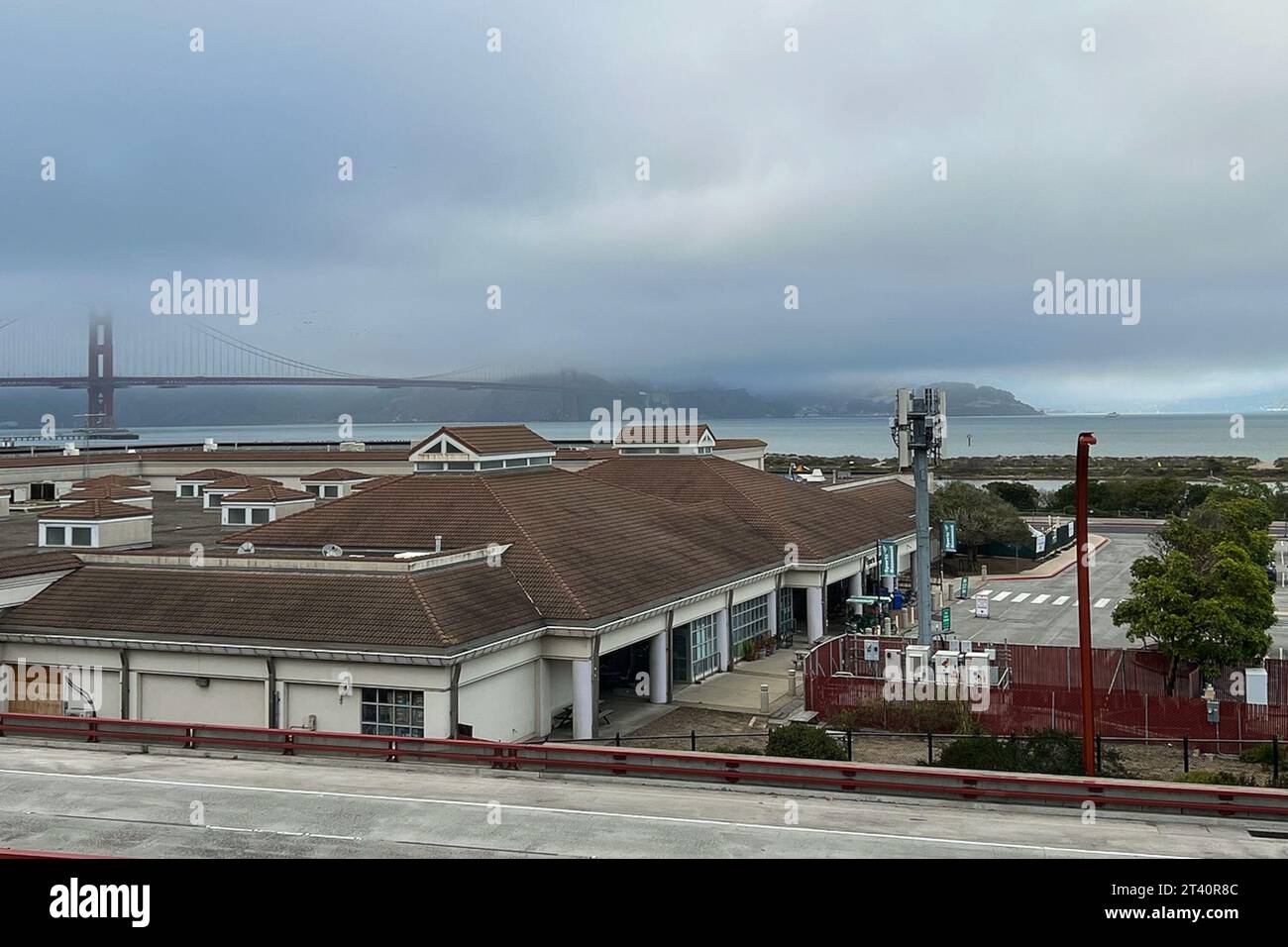 San Francisco, États-Unis. 24 octobre 2023. Le Golden Gate Bridge à San Francisco, en Californie, vu depuis le Presidio, est enveloppé de brouillard le 24 octobre 2024. Chaque année, le pont attire plus de 10 millions de visiteurs grâce à ses tours de 746 pieds, ses câbles balayés, sa couleur orange internationale caractéristique et son style Art déco. (Photo de Samuel Rigelhaupt/Sipa USA) crédit : SIPA USA/Alamy Live News Banque D'Images