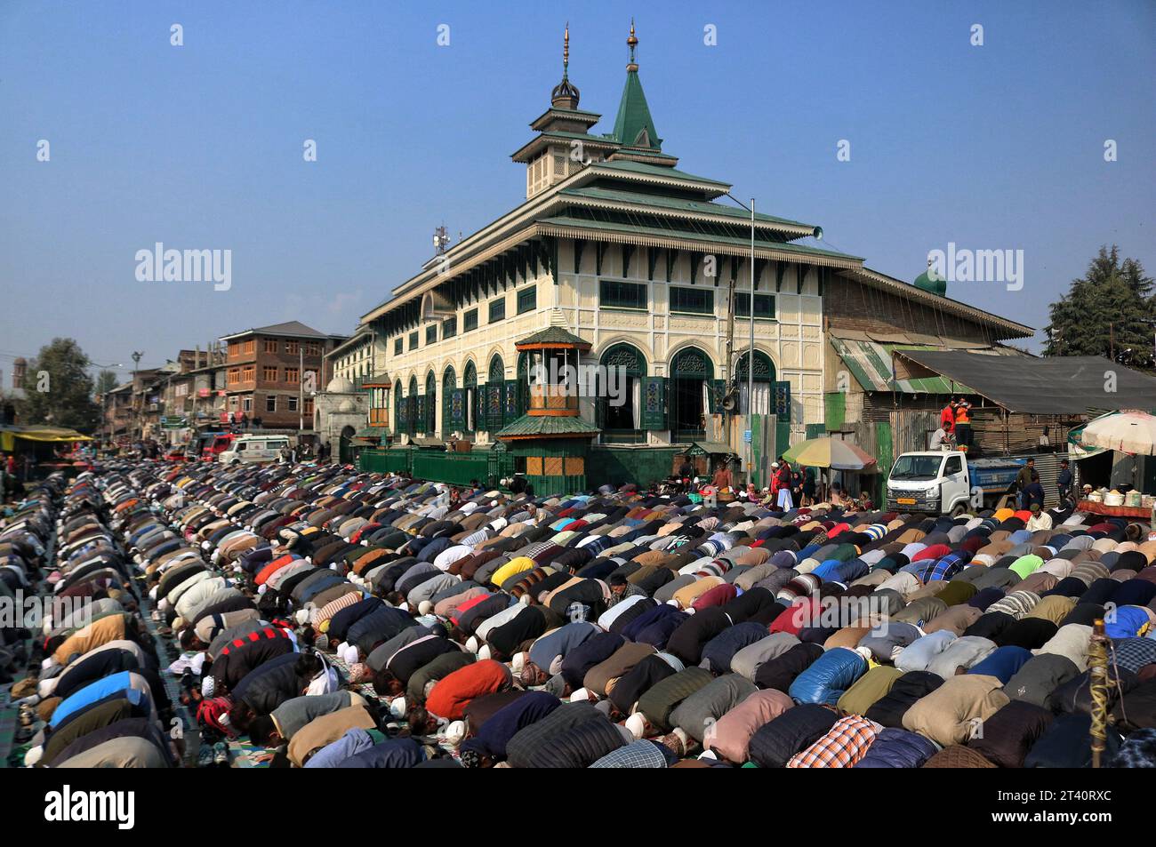 Srinagar Cachemire, Inde. 27 octobre 2023. Les musulmans cachemiriens font des prières au sanctuaire du cheikh Abdul Qadir Jeelani (R.A.) à Srinagar. Les dévots se sont rendus au sanctuaire abritant la relique dans le cadre d'un festival de 11 jours pour marquer l'anniversaire de la mort du mystique soufi des 11e et 12e siècles saint Sheikh Syed Abdul Qadir Jeelani (R.A.). Le 27 octobre 2023 à Srinagar Cachemire, Inde. (Image de crédit : © Firdous Nazir/eyepix via ZUMA Press Wire) USAGE ÉDITORIAL SEULEMENT! Non destiné à UN USAGE commercial ! Banque D'Images