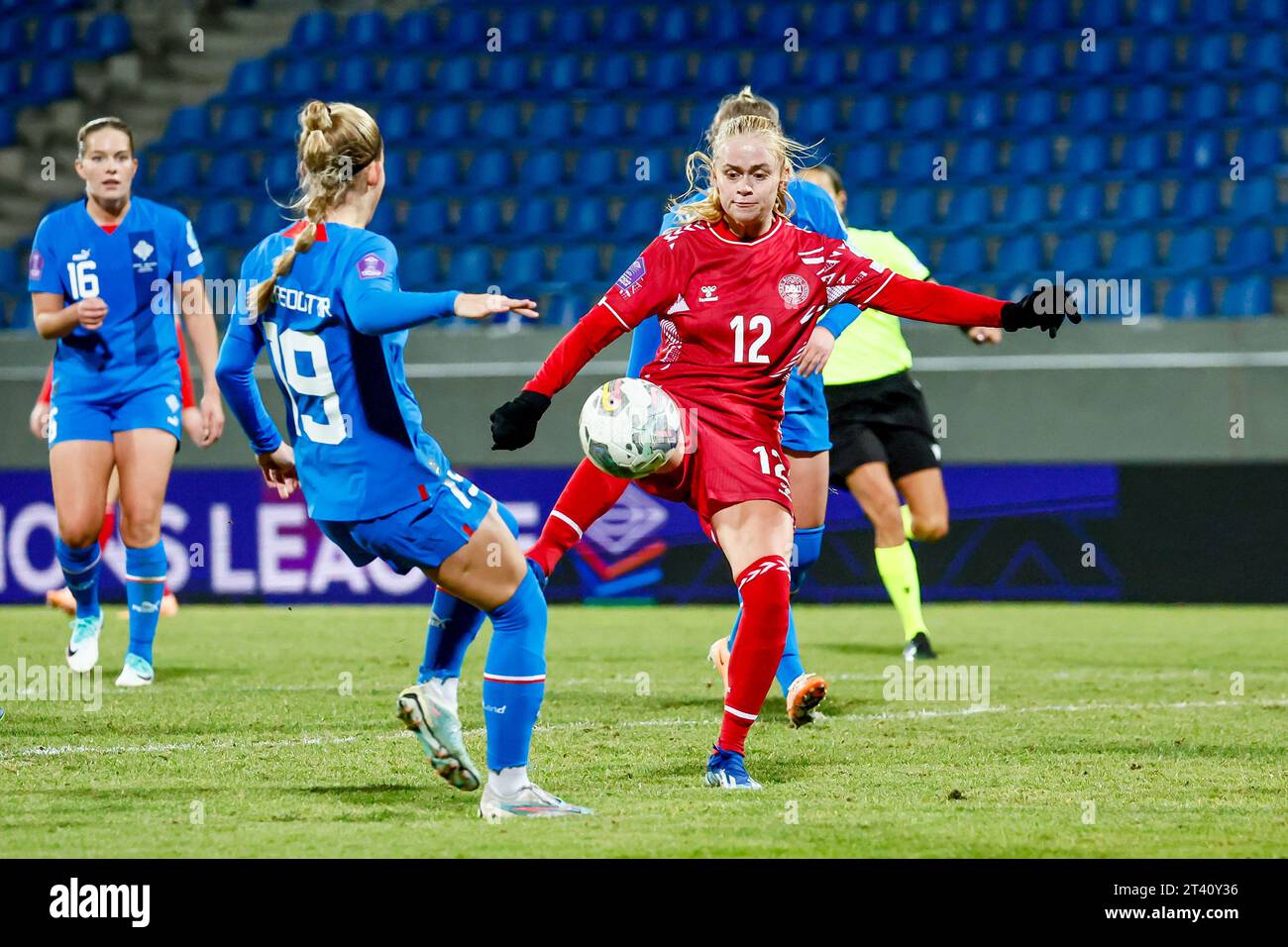 Jonava, Lituanie. 17 octobre 2023. Jonava, Lituanie, 17 octobre 2023 : Saedis Run Heioarsdottir (19 Islande) et Kathrine Moller Kuehl (12 Danemark) se disputent pour le ballon (duel) lors du match de qualification pour le championnat U21 de l'UEFA entre la Lituanie et l'Islande au Jonavos centrinis Stadionas à Jonava, Lituanie. (Evaldas Semiotas/SPP) crédit : SPP Sport Press photo. /Alamy Live News Banque D'Images