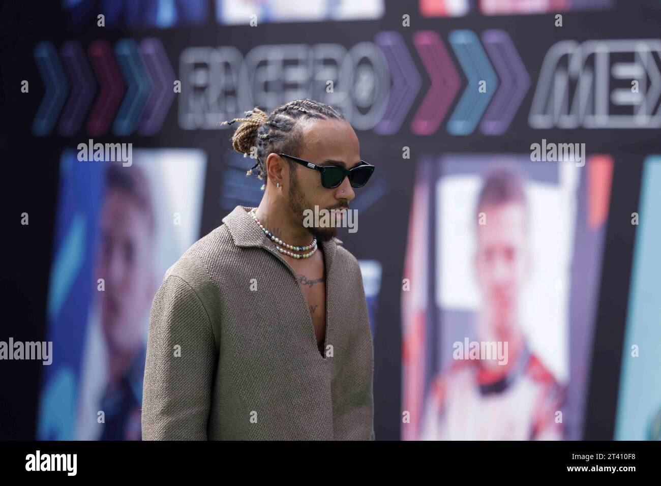 Mexico, Mexico, Mexique. 27 octobre 2023. Lewis Hamilton (pilote Mercedes-AMG) arrive pour la première journée d’essais avant le Grand Prix de Mexico 2023. (Image de crédit : © Luis E Salgado/ZUMA Press Wire) USAGE ÉDITORIAL SEULEMENT! Non destiné à UN USAGE commercial ! Banque D'Images