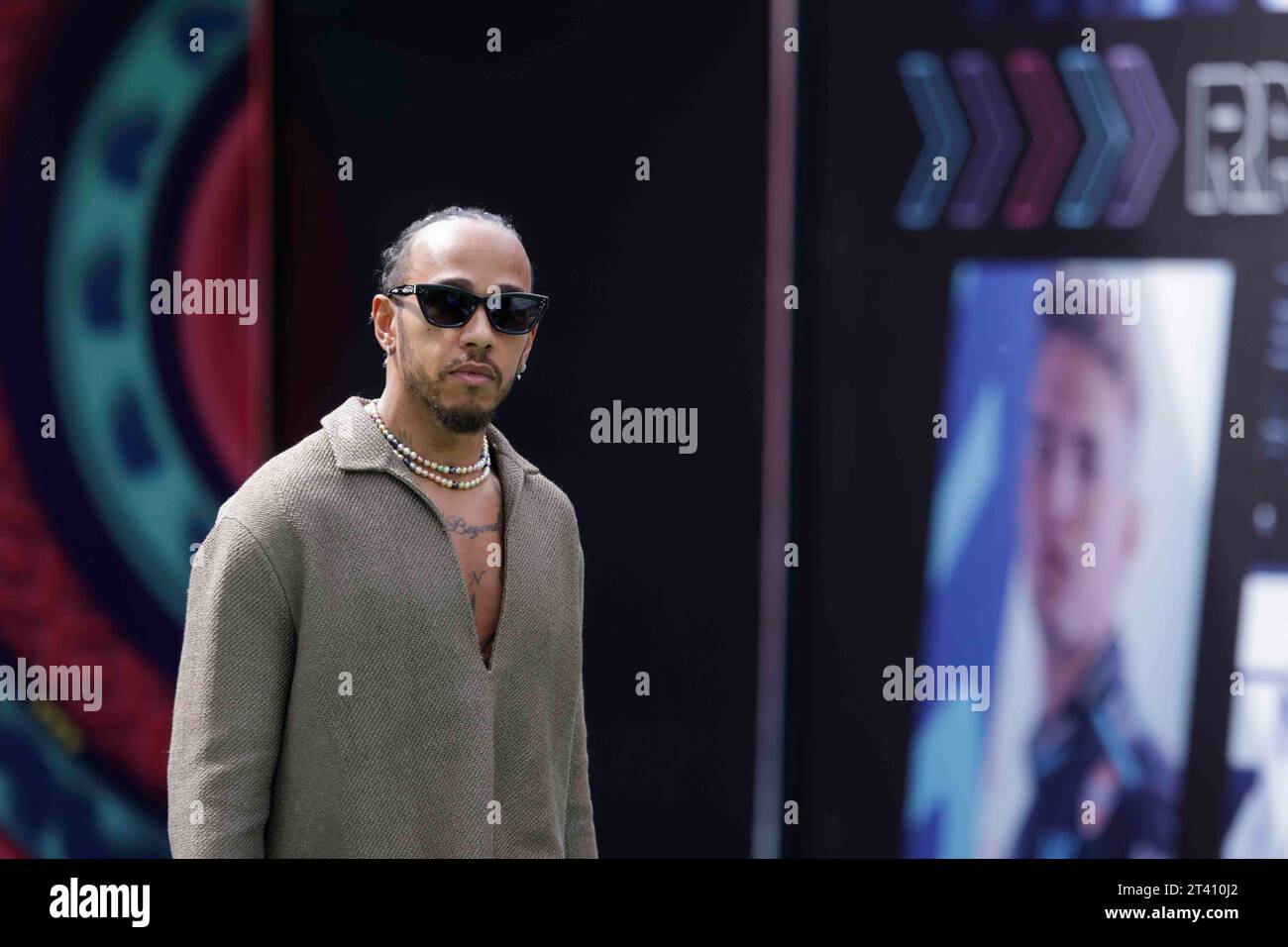 Mexico, Mexico, Mexique. 27 octobre 2023. Lewis Hamilton (pilote Mercedes-AMG) arrive pour la première journée d’essais avant le Grand Prix de Mexico 2023. (Image de crédit : © Luis E Salgado/ZUMA Press Wire) USAGE ÉDITORIAL SEULEMENT! Non destiné à UN USAGE commercial ! Banque D'Images