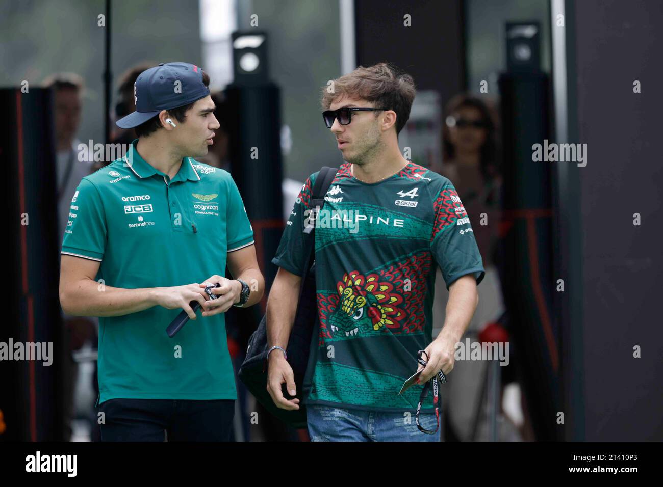 Mexico, Mexico, Mexique. 27 octobre 2023. A gauche lance Stroll (pilote Aston Martin) et à droite Pierre Gasly (pilote BWT-Alpine) arrivant pour la première journée d'essais avant le Grand Prix de Mexico 2023. (Image de crédit : © Luis E Salgado/ZUMA Press Wire) USAGE ÉDITORIAL SEULEMENT! Non destiné à UN USAGE commercial ! Banque D'Images