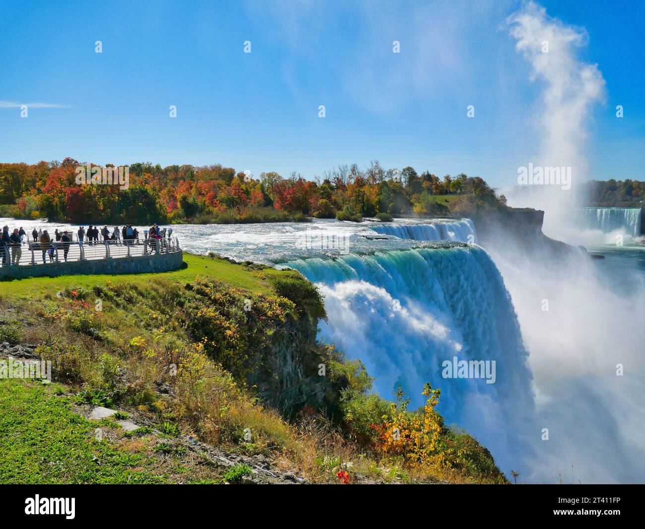 Vue sur les chutes du Niagara depuis le bord des chutes américaines en automne Banque D'Images