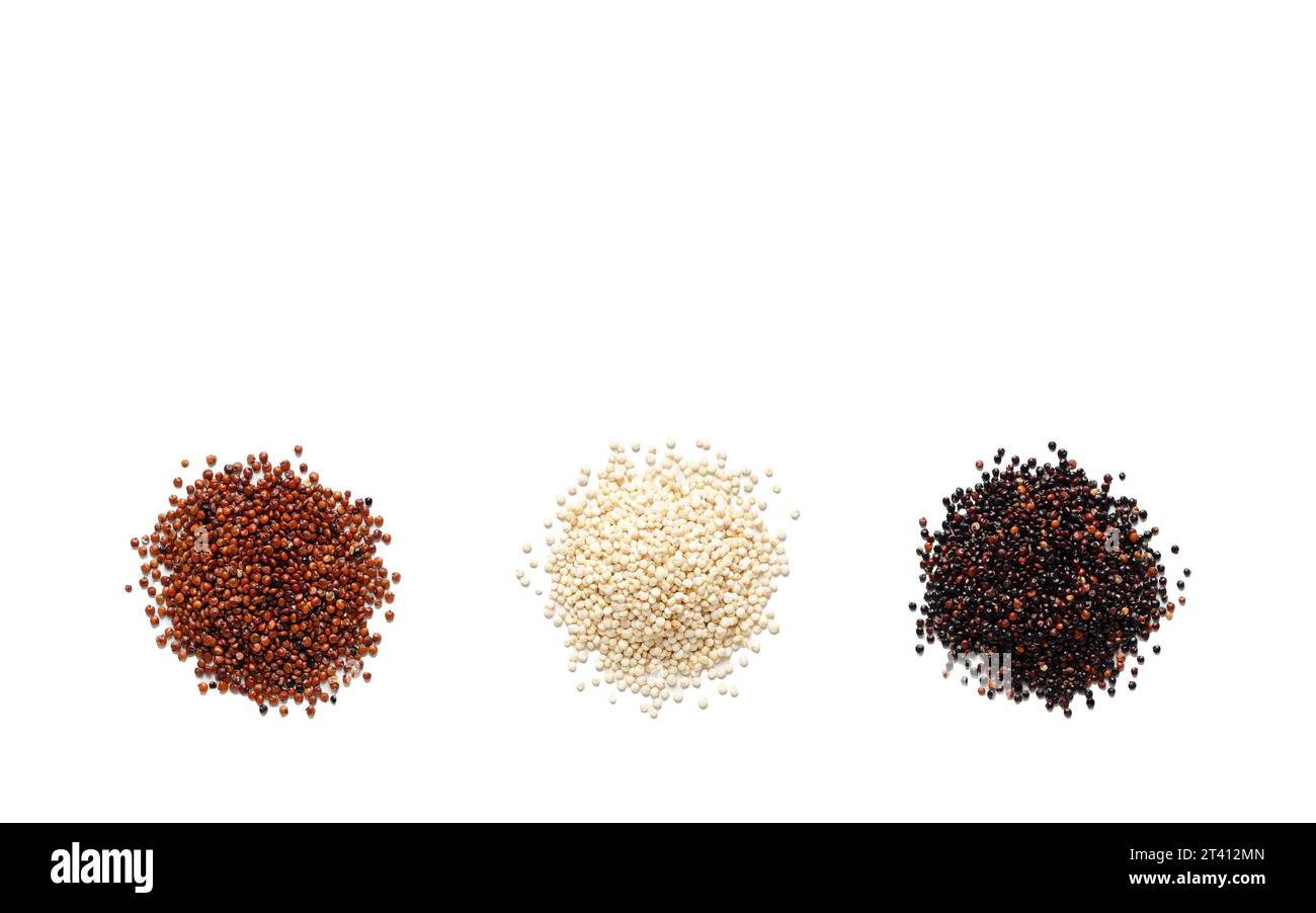 Quinoa noir, rouge et blanc sur fond blanc avec espace de copie. Banque D'Images