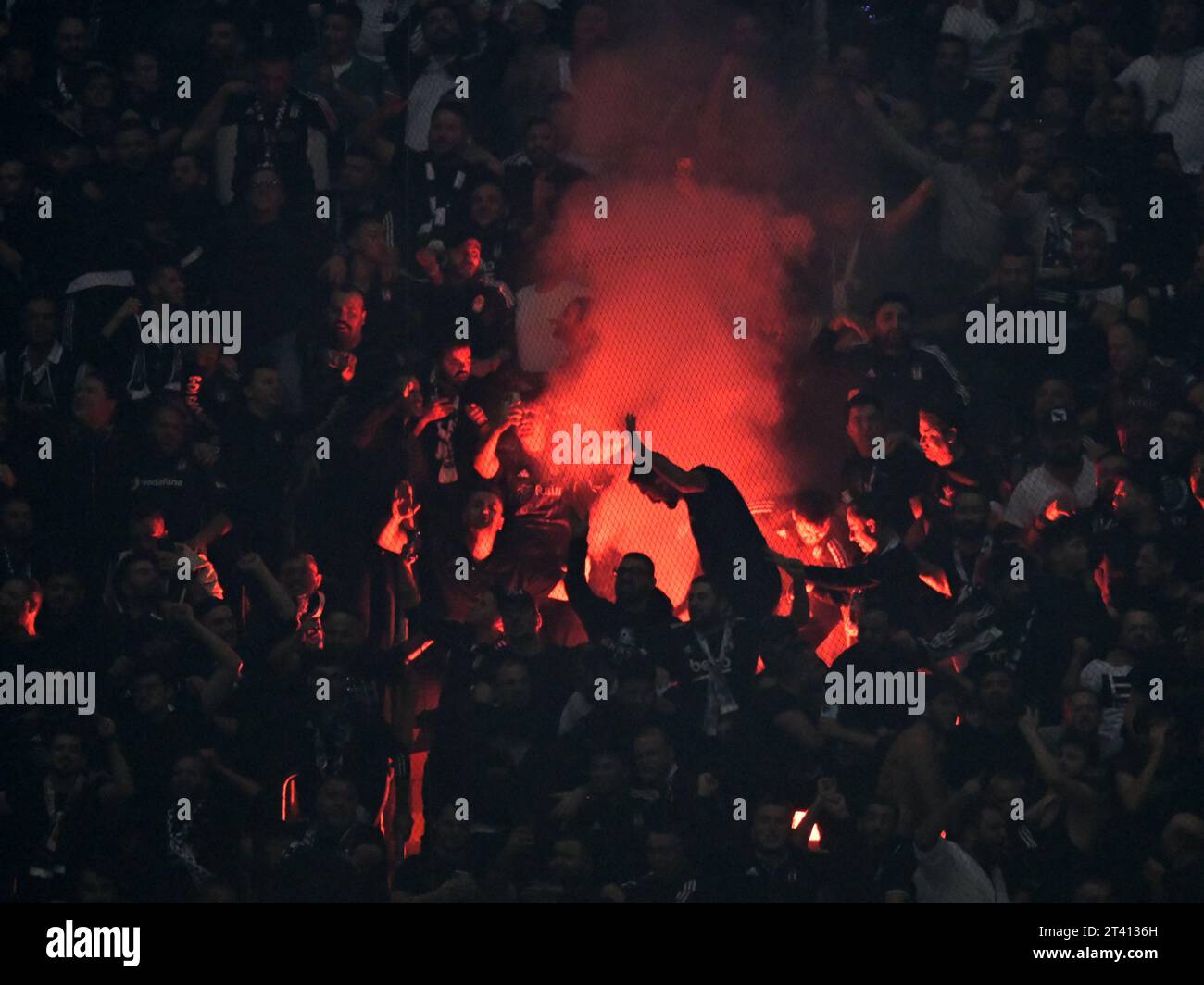 ISTANBUL - les supporters de Besiktas lors du match de Super LIG turc entre Galatasaray AS et Besiktas AS au Rams Global Stadium le 21 octobre 2023 à Istanbul, Turquie. ANP | Hollandse Hoogte | GERRIT VAN COLOGNE Banque D'Images