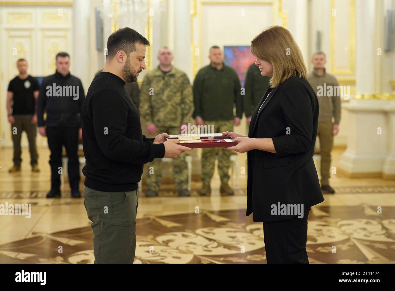 Kiev, Ukraine. 27 octobre 2023. Le président ukrainien Volodymyr Zelenskyy, à gauche, présente la famille d'un héros militaire l'ordre de l'étoile d'or lors d'une cérémonie au Palais Mariinsky, le 27 octobre 2023 à Kiev, en Ukraine. Crédit : Présidence ukrainienne/Bureau de presse présidentiel ukrainien/Alamy Live News Banque D'Images