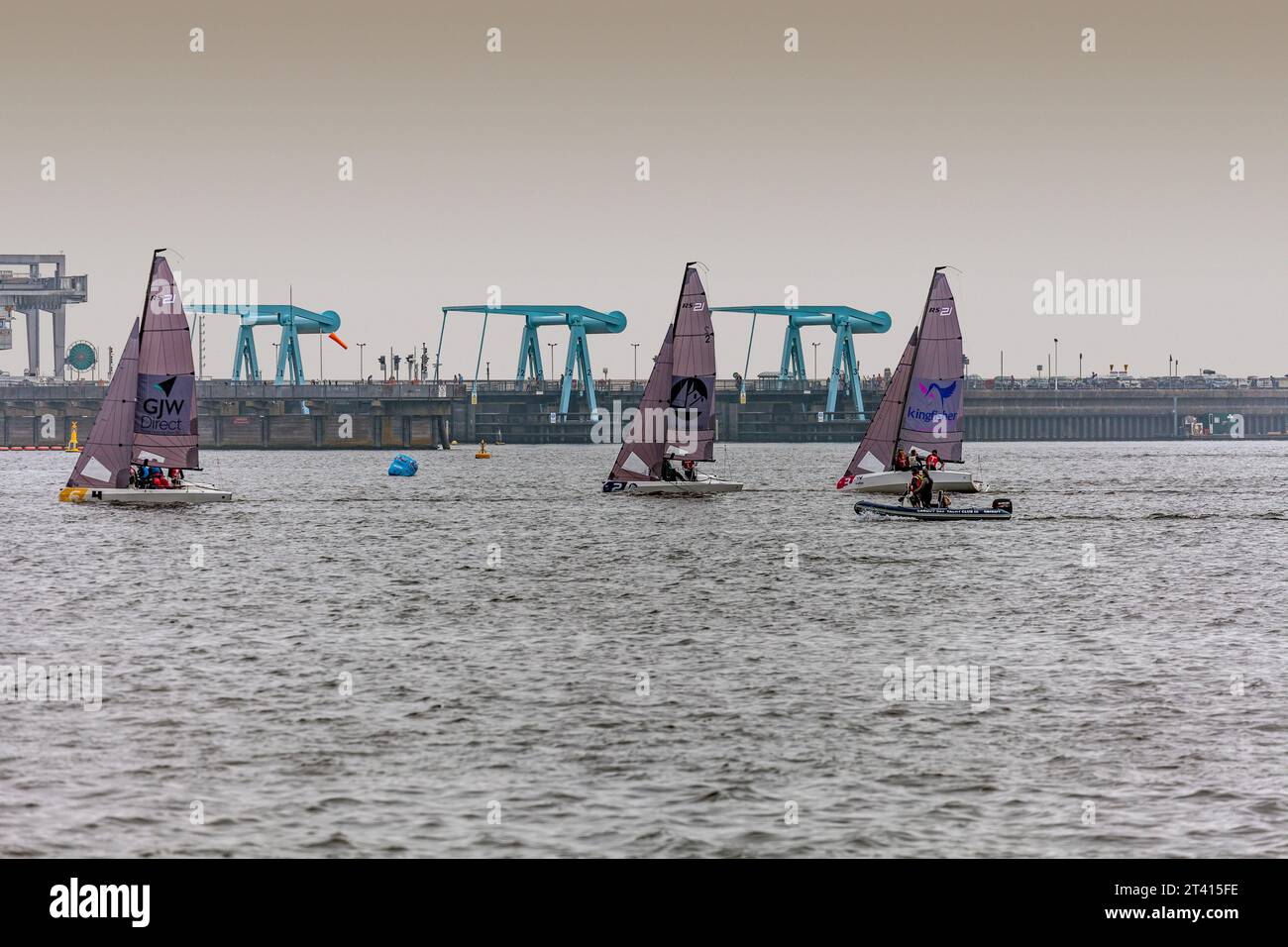 Voiliers devant le barrage de Cardiff Bay, pays de Galles du Sud Banque D'Images