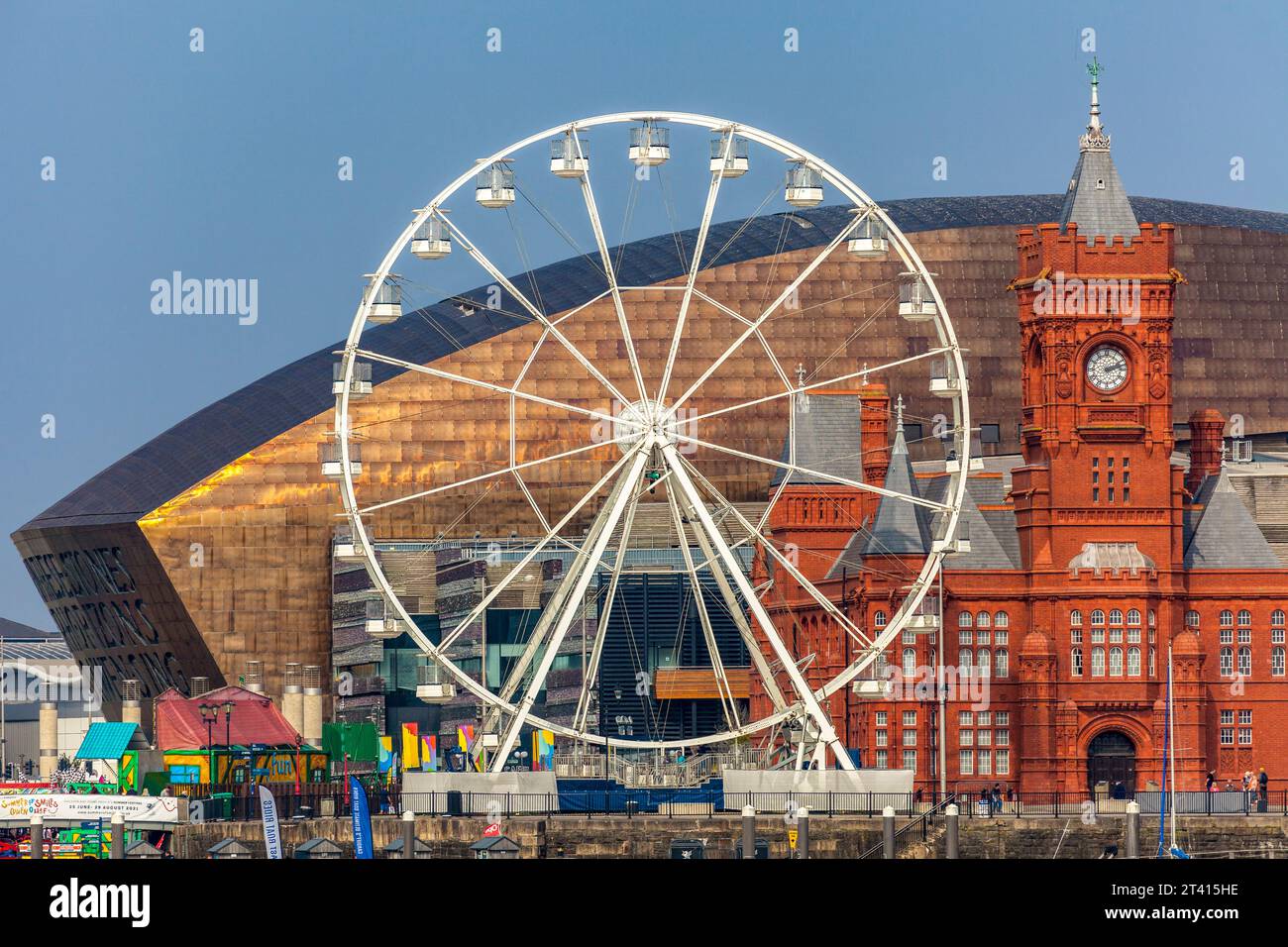 Cardiff Bay, y compris le Cardfiff Eye, le Wales Millennium Centre, le Pierhead Building et le Senedd, pays de Galles du Sud Banque D'Images