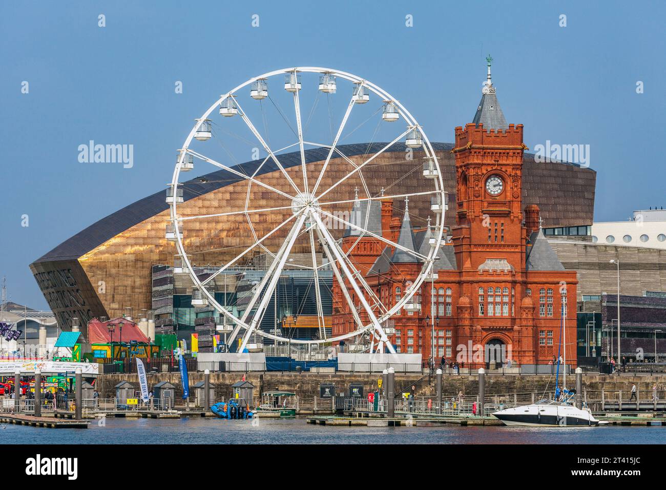 Cardiff Bay, y compris le Cardfiff Eye, le Wales Millennium Centre, le Pierhead Building et le Senedd, pays de Galles du Sud Banque D'Images