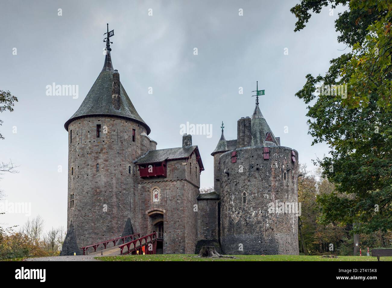 Pont-levis et entrée au château de Coch, le «château rouge», près de Cardiff, pays de Galles Banque D'Images