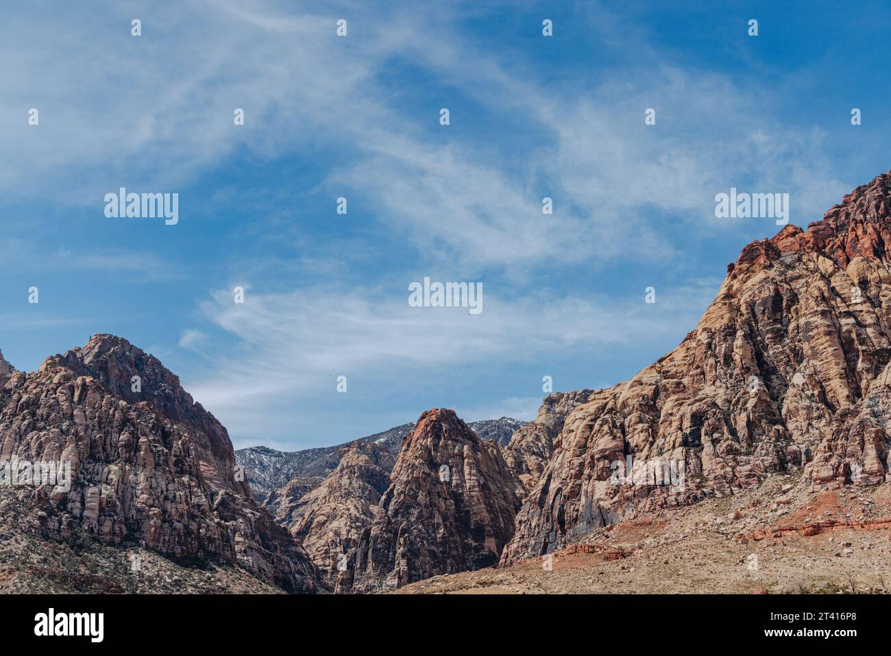 Nuage blanc bruyant dans le ciel bleu au-dessus de la zone de conservation nationale de Red Rock Canyon dans le Nevada, États-Unis. Banque D'Images