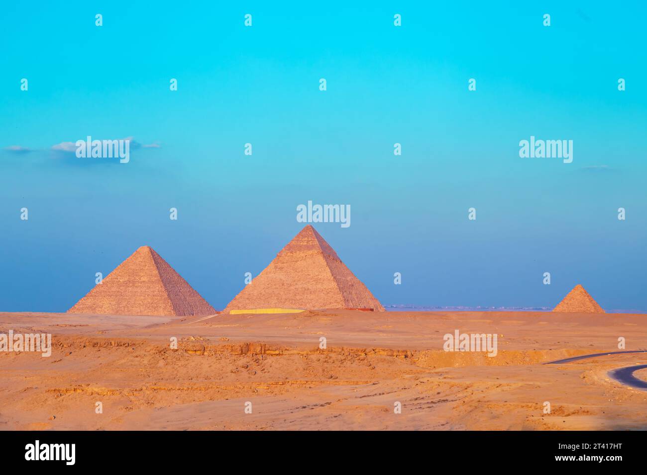 Grandes pyramides égyptiennes. Paysage désertique, la seule merveille survivante du monde. Gizeh, Égypte - 15 octobre 2023. Banque D'Images