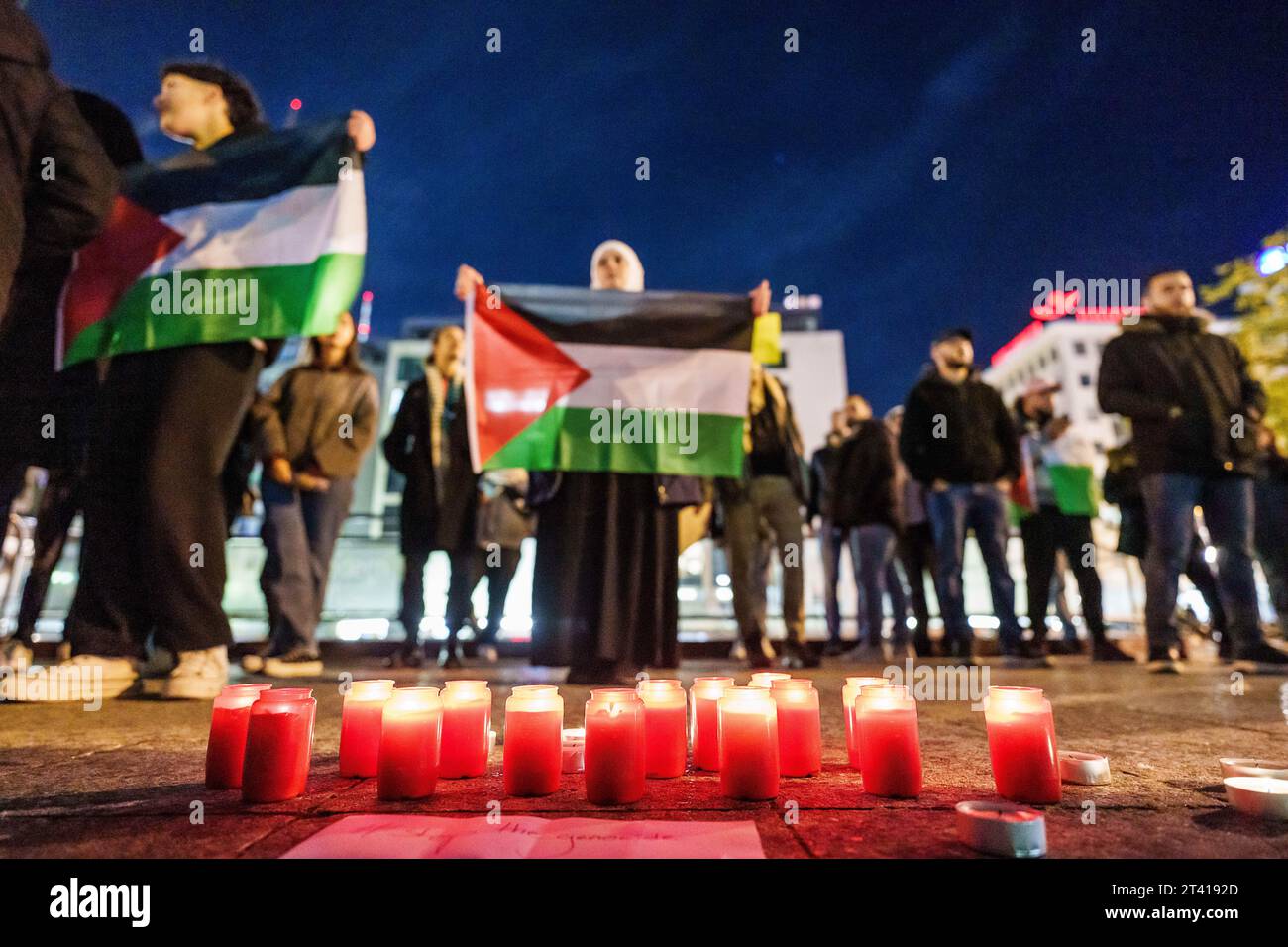 27 octobre 2023, Hesse, Francfort-sur-le-main : des manifestants ont placé des bougies à la mémoire des victimes de l'intervention militaire israélienne à Gaza. Après l'attaque contre Israël, un groupe pro-palestinien a manifesté au poste de police principal du centre-ville. La manifestation a été pacifique. Photo : Andreas Arnold/dpa Banque D'Images