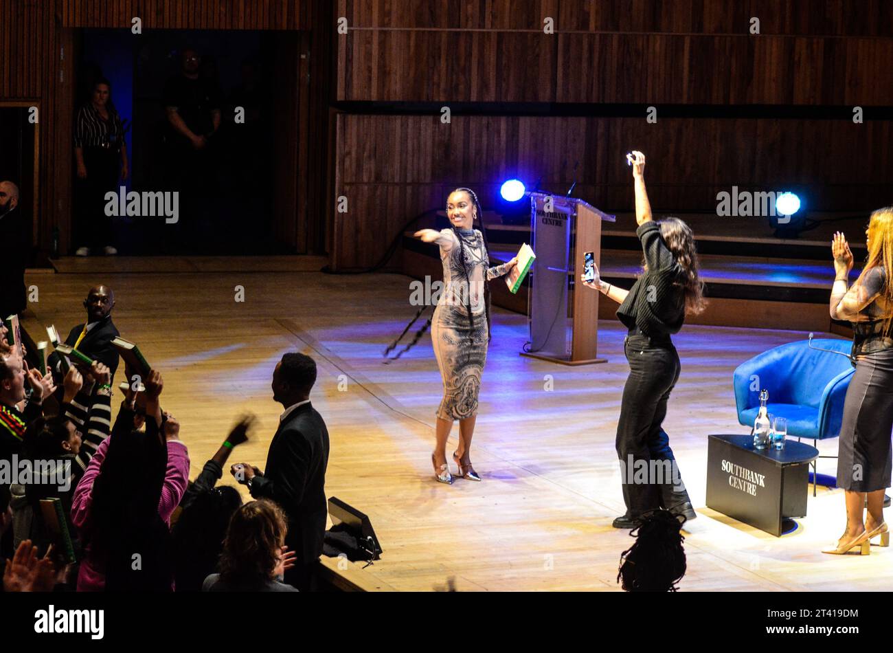 Leigh-Anne Pinnock a présenté son nouveau livre lors d’une conversation avec Chidera Eggeru au Black Book Festival, Southbank Centre. Dans ses mémoires profondément personnelles, Believe, Pinnock, une artiste aux multiples talents et membre du phénomène mondial Little Mix, partage son histoire extraordinaire. Elle s’ouvre sur ses expériences, ses luttes et ses triomphes, de ses humbles débuts à son statut de pionnière dans l’industrie de la musique. Son récit captivant offre un aperçu de sa vie de femme noire naviguant dans la gloire, l'amour et l'acceptation de soi. Banque D'Images