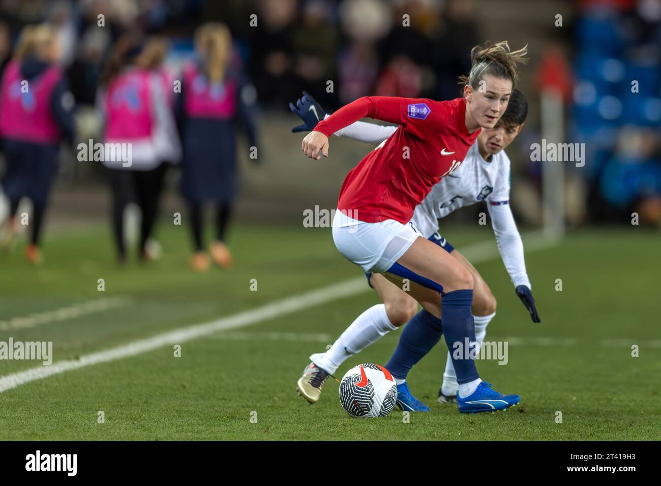 Oslo, Norvège 27 octobre 2023 Elisabeth Terland de Norvège et Brighton Hove Albion fc affrontent Elisa de Almeida de France et le Paris Saint-Germain Feminin lors du match du Groupe A2 de la Ligue nationale entre les femmes norvégiennes et les femmes françaises qui se tient à l'Ullevaal Stadion à Oslo, Norvège crédit: Nigel Waldron/Alamy Live News Banque D'Images Oslo, Norvège 27 octobre 2023 Elisabeth Terland de Norvège et Brighton Hove Albion fc affrontent Elisa de Almeida de France et le Paris Saint-Germain Feminin lors du match du Groupe A2 de la Ligue nationale entre les femmes norvégiennes et les femmes françaises qui se tient à l'Ullevaal Stadion à Oslo, Norvège crédit: Nigel Waldron/Alamy Live News Banque D'Images