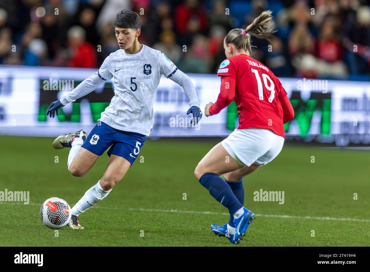 Oslo, Norvège 27 octobre 2023 Elisa de Almeida de France et le Paris Saint-Germain Feminin contrôlent le ballon lors du match du Groupe A2 de la Ligue nationale entre les femmes norvégiennes et les femmes françaises qui s'est tenu à l'Ullevaal Stadion à Oslo, Norvège crédit : Nigel Waldron/Alamy Live News Banque D'Images Oslo, Norvège 27 octobre 2023 Elisa de Almeida de France et le Paris Saint-Germain Feminin contrôlent le ballon lors du match du Groupe A2 de la Ligue nationale entre les femmes norvégiennes et les femmes françaises qui s'est tenu à l'Ullevaal Stadion à Oslo, Norvège crédit : Nigel Waldron/Alamy Live News Banque D'Images