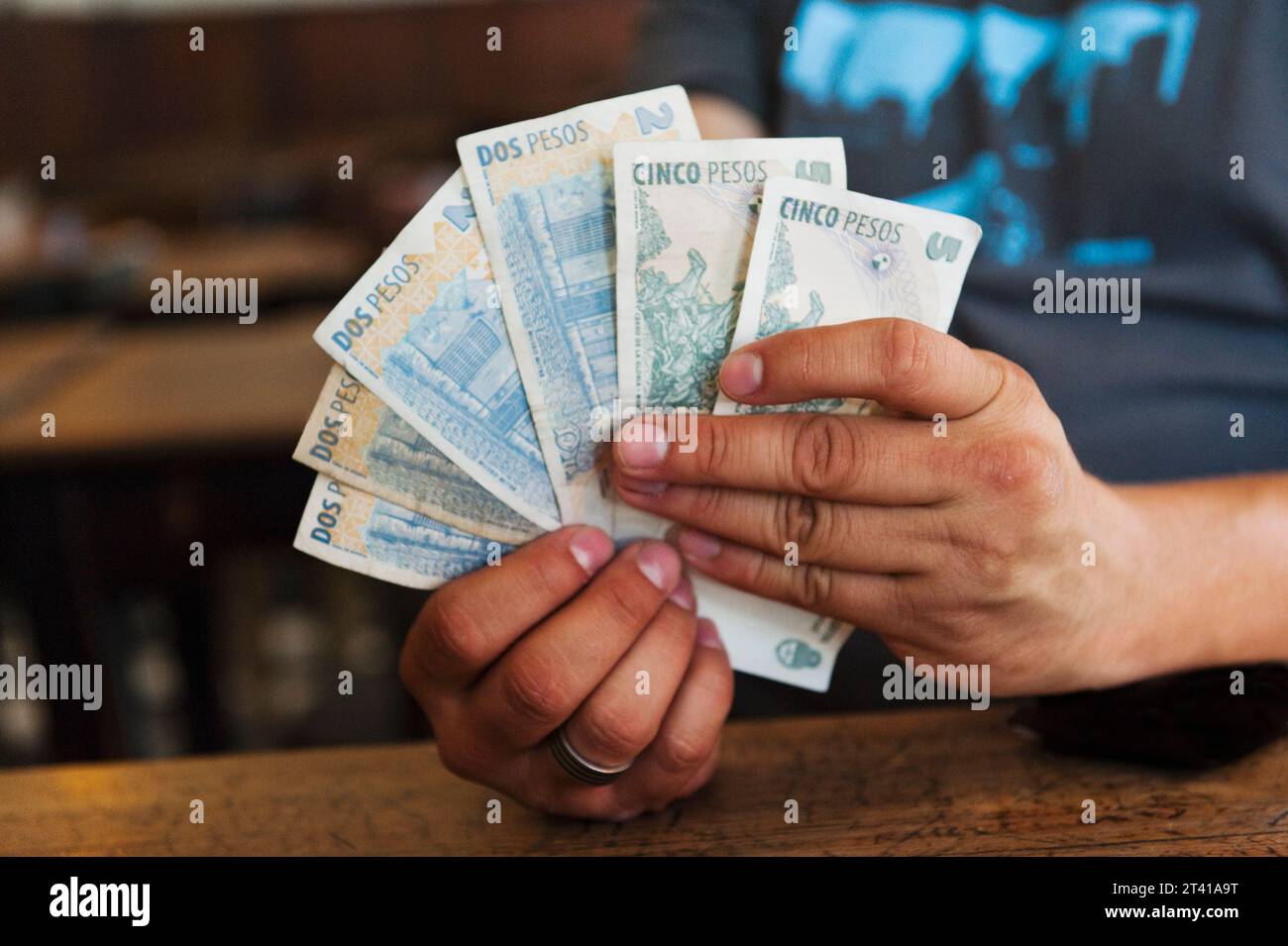 Argentine, Buenos Aires, Homme détenant des billets de peso argentins Banque D'Images