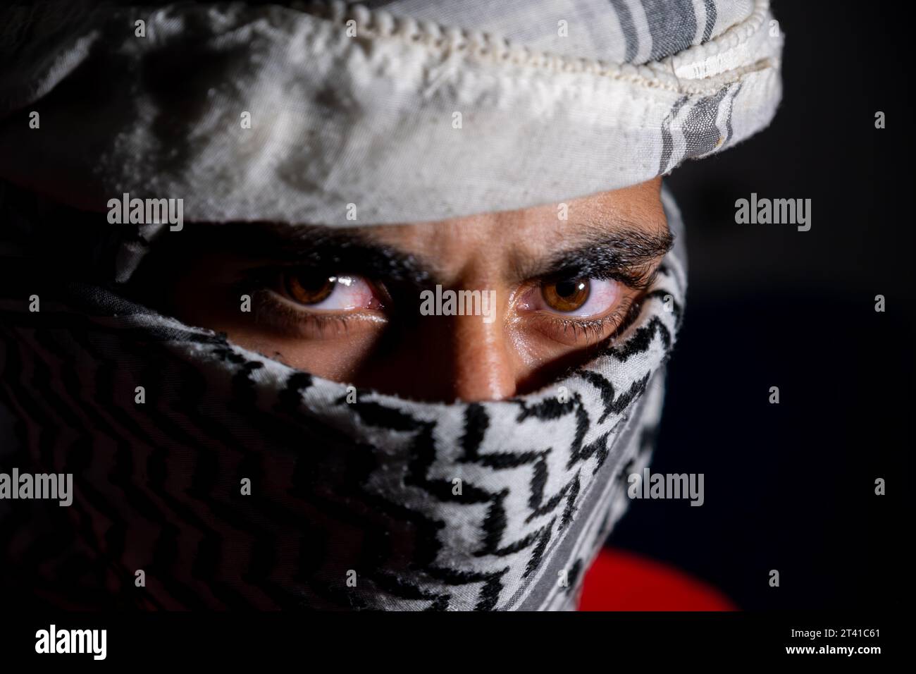 portrait de pearson portant du keffiyeh blanc sur fond sombre avec expression de colère sur ses yeux en raison de la violence et contre l'occupation Banque D'Images