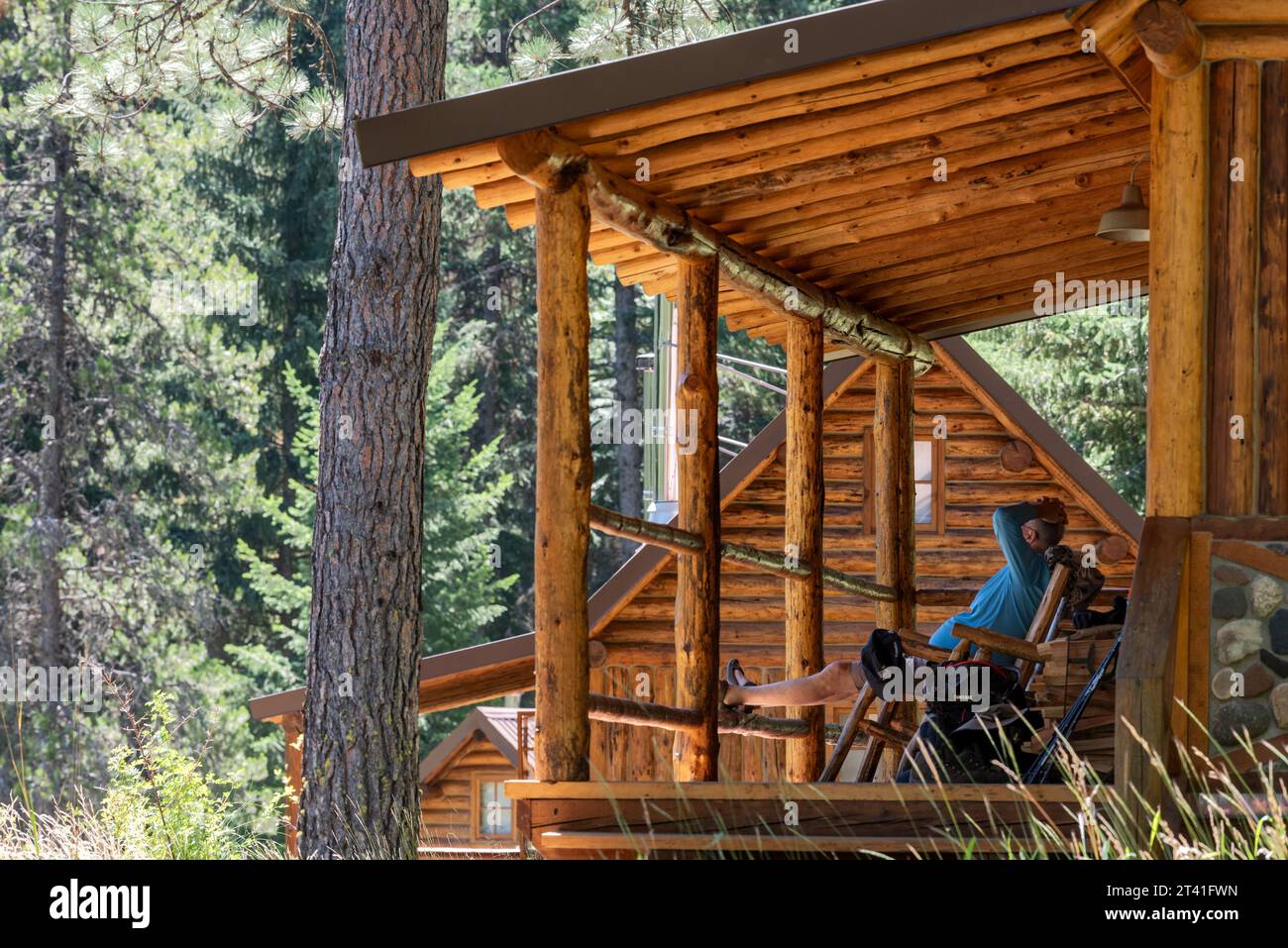 En admirant la vue depuis le porche d'une cabane au Minam River Lodge, Oregon. Banque D'Images