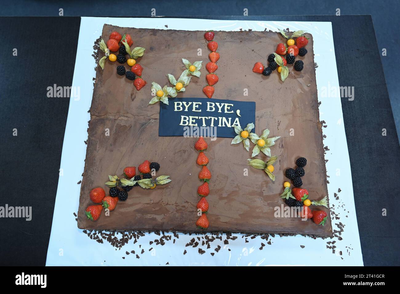 Die Abschiedstorte für Bettina Böttinger in der WDR Talkshow Kölner Treff bye Bye Bettina *** le gâteau d'adieu pour Bettina Böttinger dans le WDR talk show Kölner Treff bye Bye Bettina Credit : Imago/Alamy Live News Banque D'Images