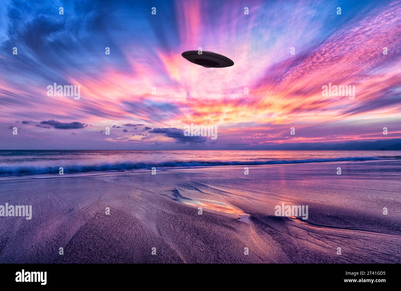 Une soucoupe d'objets volants non identifiés plane dans le ciel surréaliste coloré Banque D'Images