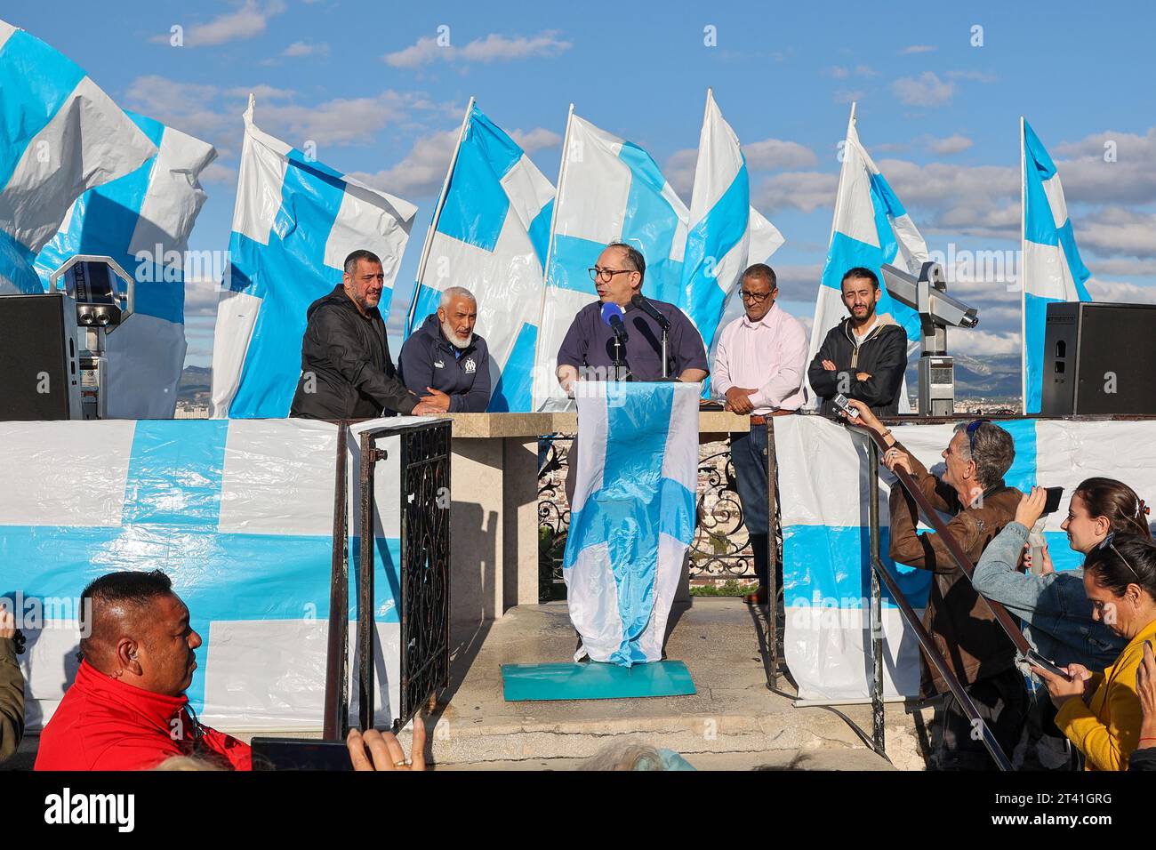 Marseille, France. 24 octobre 2023. Le prêtre Olivier Spinosa s’exprime à Marseille pour demander la paix en Palestine pendant le rassemblement. Un rassemblement pour la paix organisé par des supporters du club de football de l’Olympique de Marseille a réuni un imam, un rabbin et un prêtre au pied de la basilique notre-Dame-de-la-Garde à Marseille. Les trois représentants des religions monothéistes ont tous appelé à la paix entre les peuples dans un contexte de guerre entre Israël et le Hamas. (Photo Denis Thaust/SOPA Images/Sipa USA) crédit : SIPA USA/Alamy Live News Banque D'Images