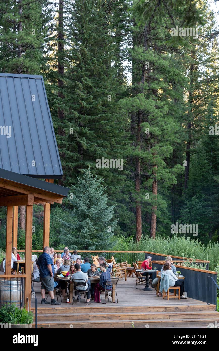 Dîner sur la terrasse du Minam River Lodge dans les montagnes Wallowa de l'Oregon. Banque D'Images