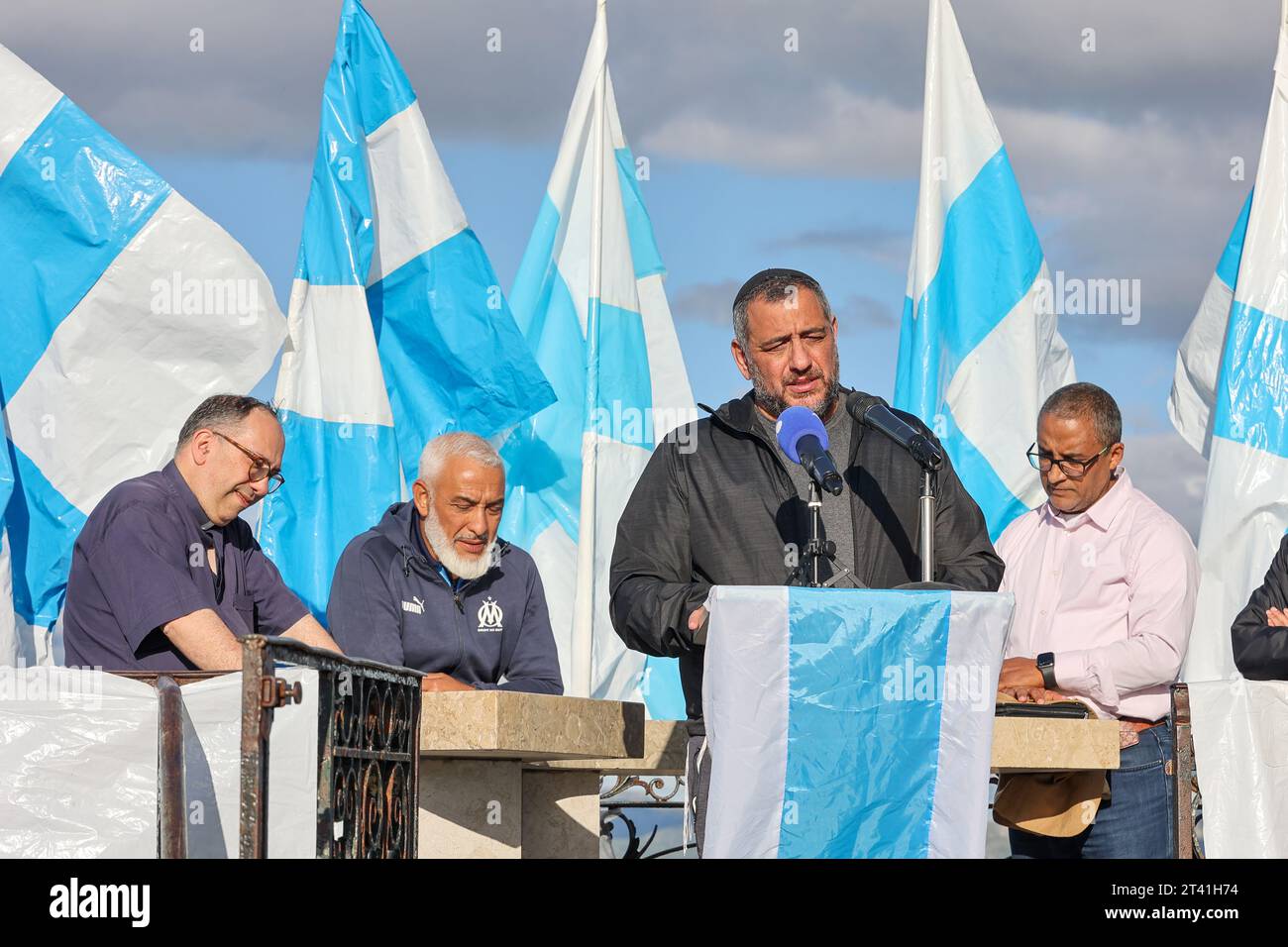 Marseille, France. 24 octobre 2023. Rabbi HaÃ¯m Bendao parle à Marseille pour demander la paix en Palestine pendant le rassemblement. Un rassemblement pour la paix organisé par des supporters du club de football de l’Olympique de Marseille a réuni un imam, un rabbin et un prêtre au pied de la basilique notre-Dame-de-la-Garde à Marseille. Les trois représentants des religions monothéistes ont tous appelé à la paix entre les peuples dans un contexte de guerre entre Israël et le Hamas. (Image de crédit : © Denis Thaust/SOPA Images via ZUMA Press Wire) USAGE ÉDITORIAL SEULEMENT! Non destiné à UN USAGE commercial ! Banque D'Images