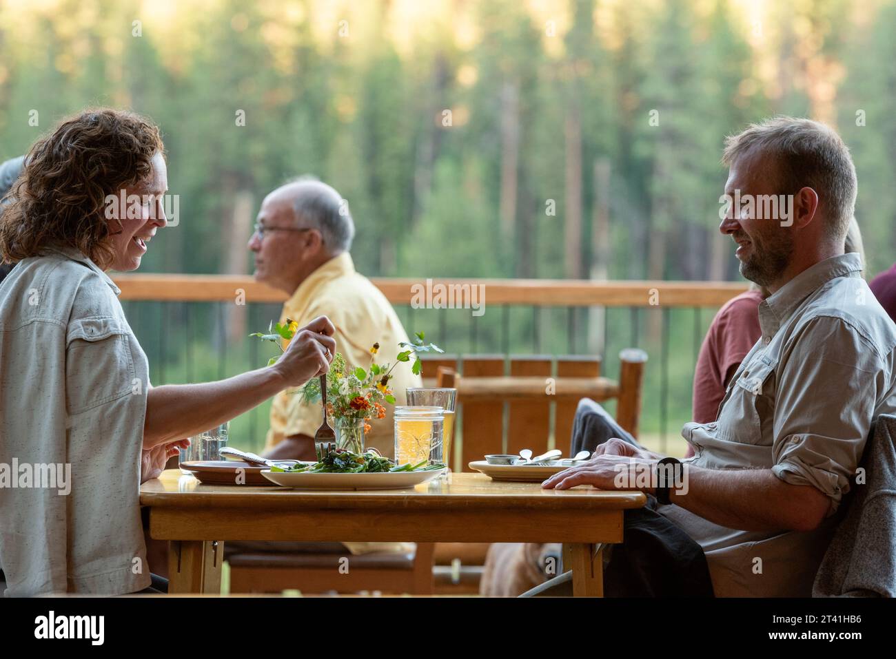 Dîner sur la terrasse du Minam River Lodge dans les montagnes Wallowa de l'Oregon. Banque D'Images