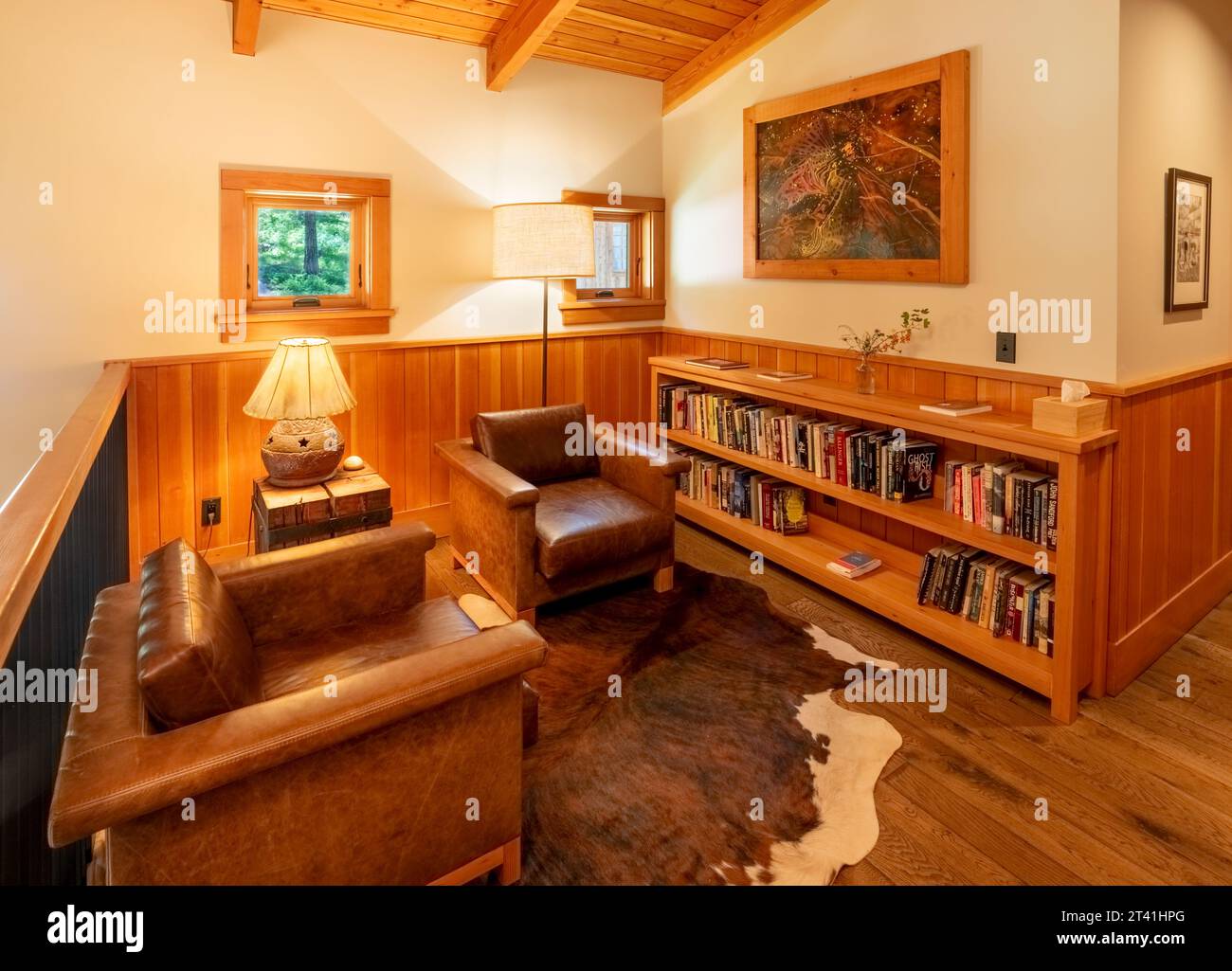 Bibliothèque dans le Minam River Lodge, Wallowa Mountains, Oregon. Banque D'Images