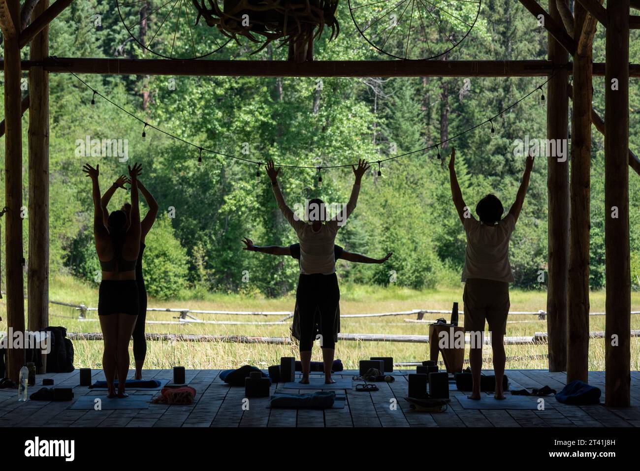 Yoga dans la grange à perche du Minam River Lodge, Oregon. Banque D'Images
