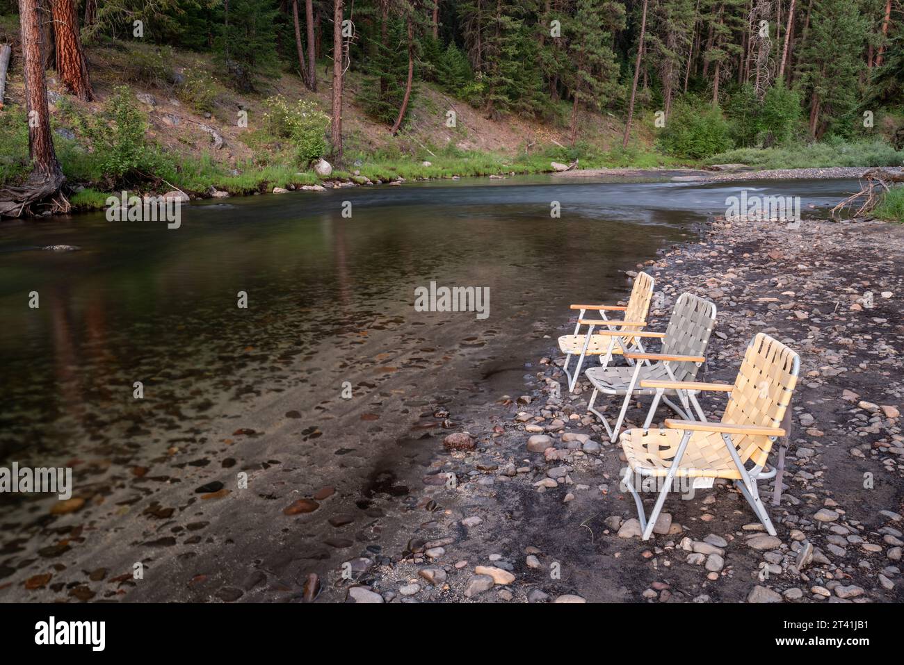 Chaises longues le long de la rivière Minam au Minam River Lodge, Oregon. Banque D'Images