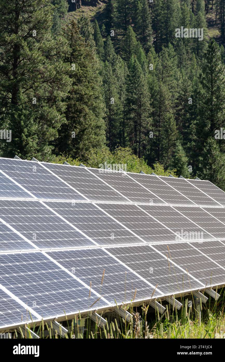 Panneaux solaires au Minam River Lodge, Oregon. Banque D'Images