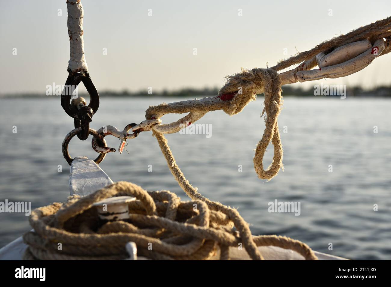 Cordes à bord d'un voilier felouque, lors d'une croisière sur le Nil à Louxor, Egypte Banque D'Images