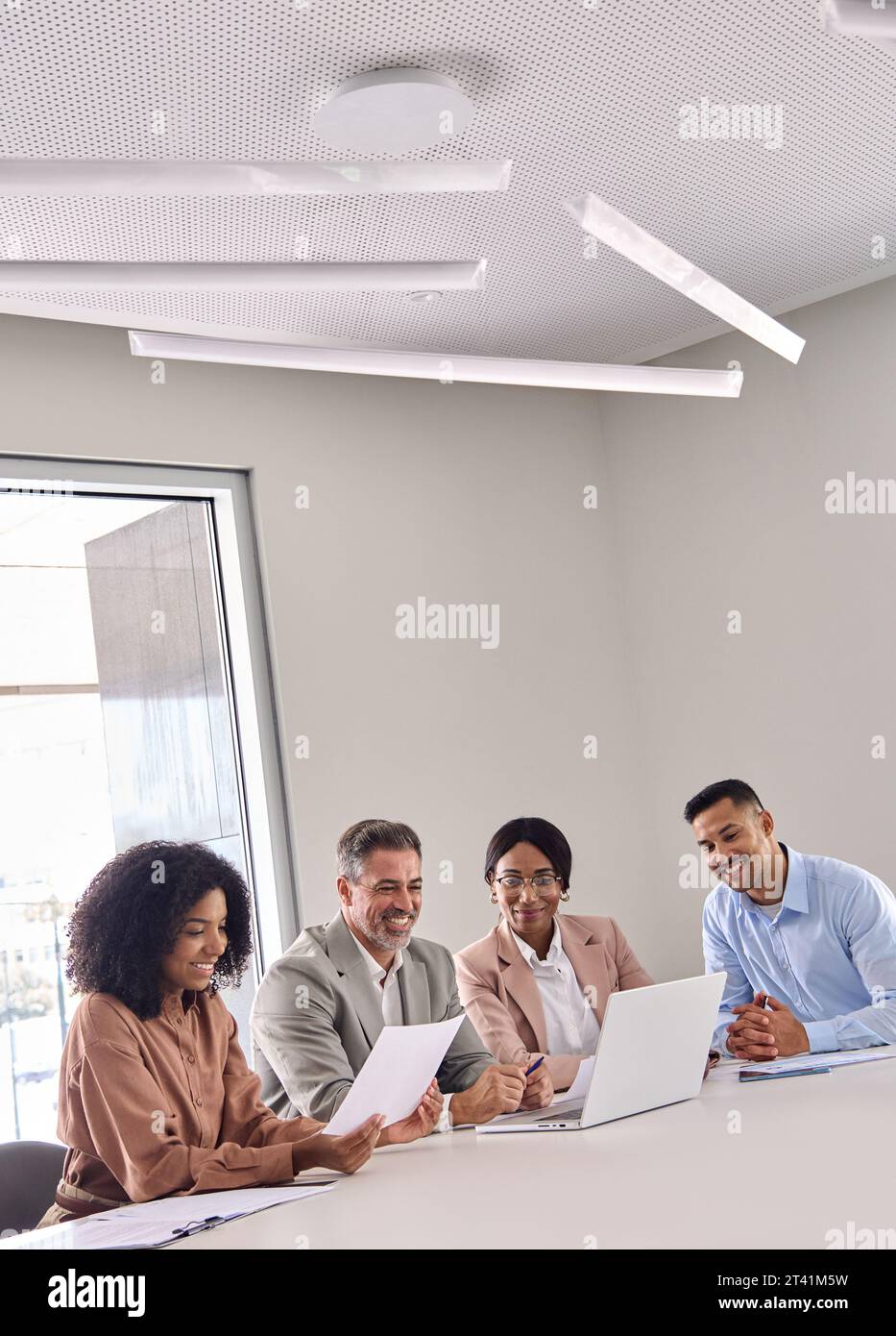 Équipe d'affaires de direction diverse heureux utilisant l'ordinateur portable à la réunion de travail de bureau. Banque D'Images