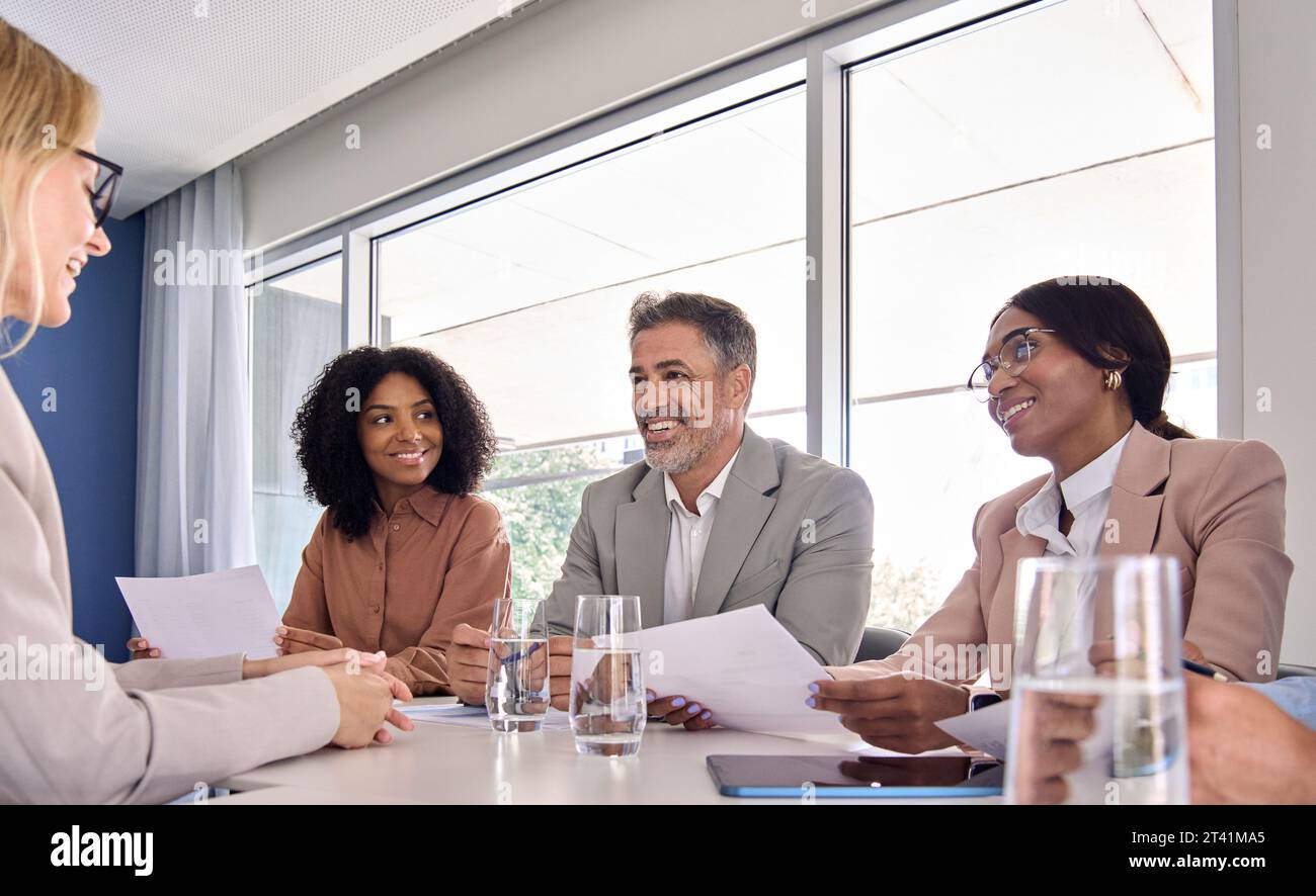 Heureux employés de bureau de l'équipe de direction occupés ayant des réunions d'affaires. Banque D'Images