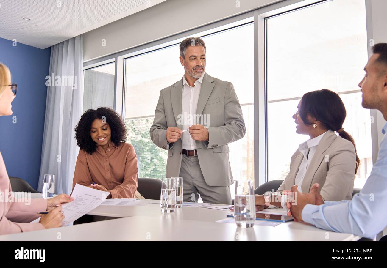 Heureux vieux pdg d'homme d'affaires travaillant avec l'équipe diversifiée à la réunion de bureau. Banque D'Images