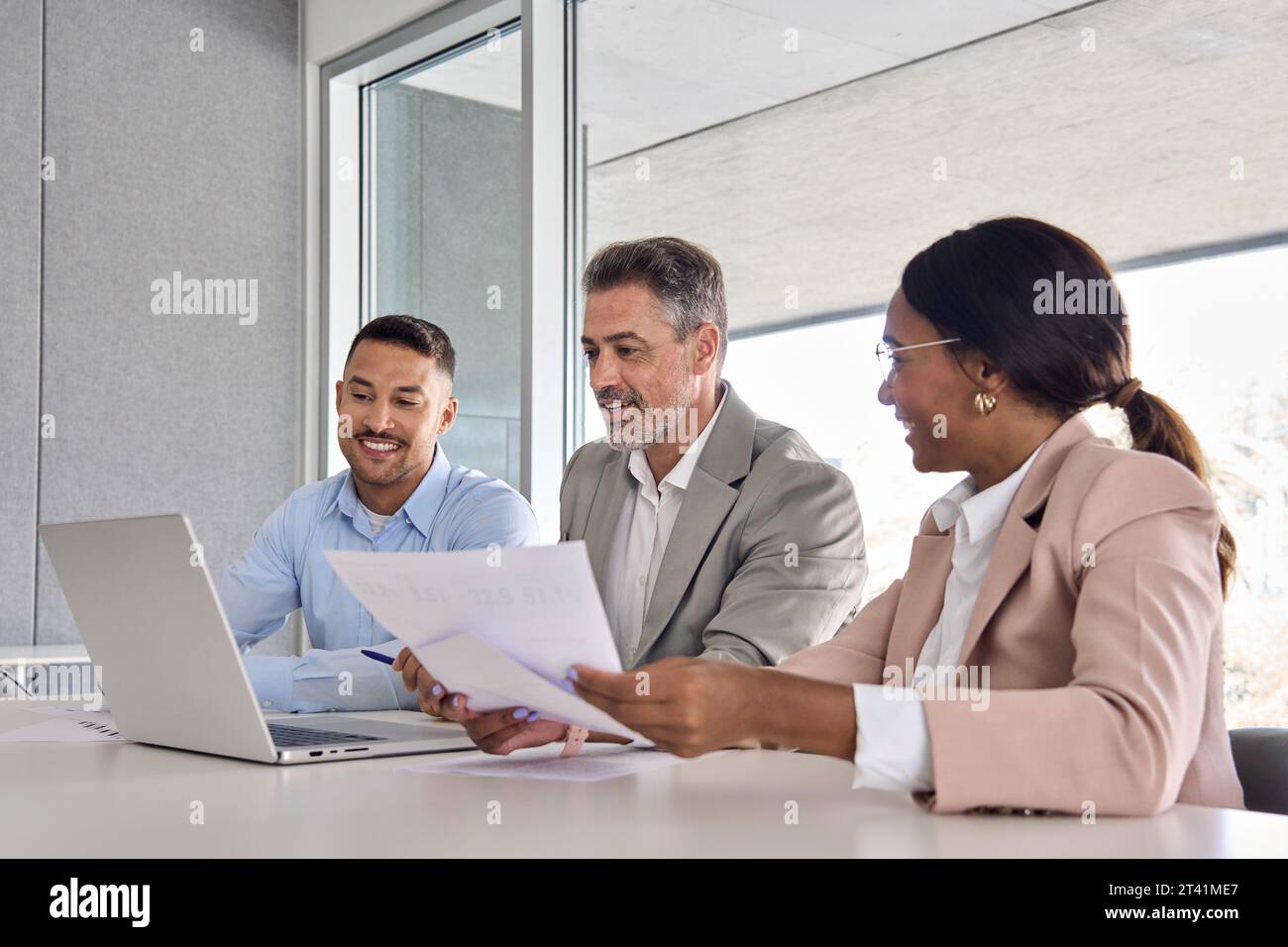 Les conseillers de banque financière consultent l'investisseur d'affaires en utilisant l'ordinateur portable à la réunion. Banque D'Images