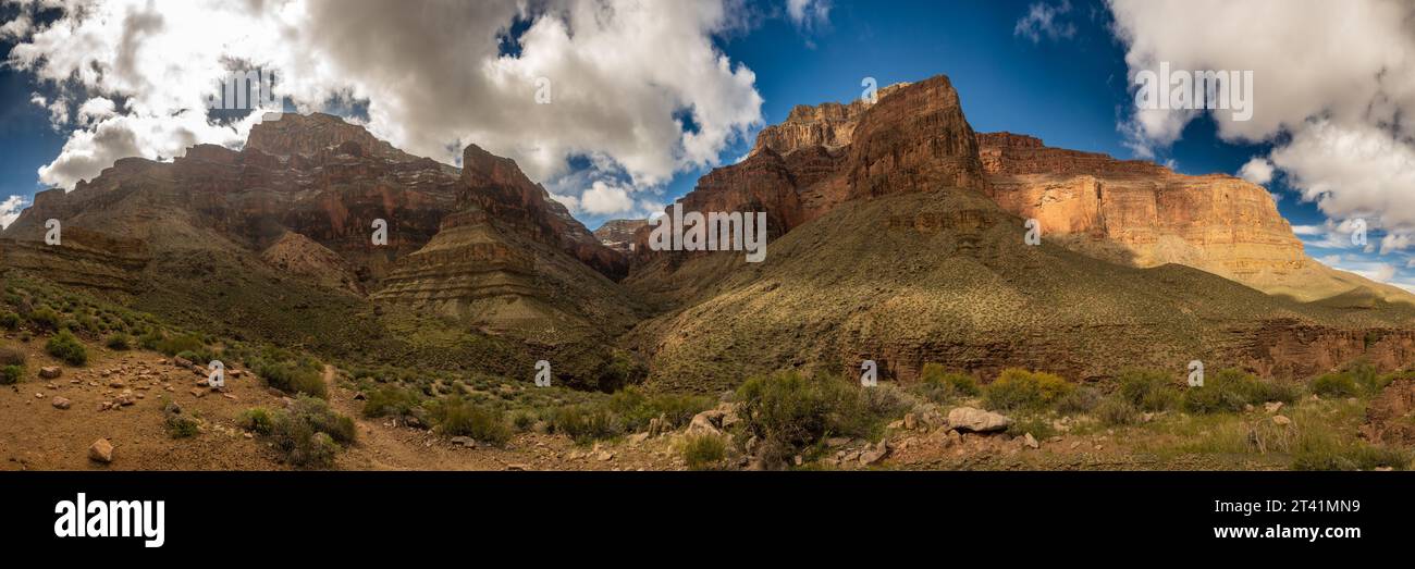 Des nuages gonflés planent au-dessus de Hermit Creek avec Pima point au loin dans le Grand Canyon Banque D'Images