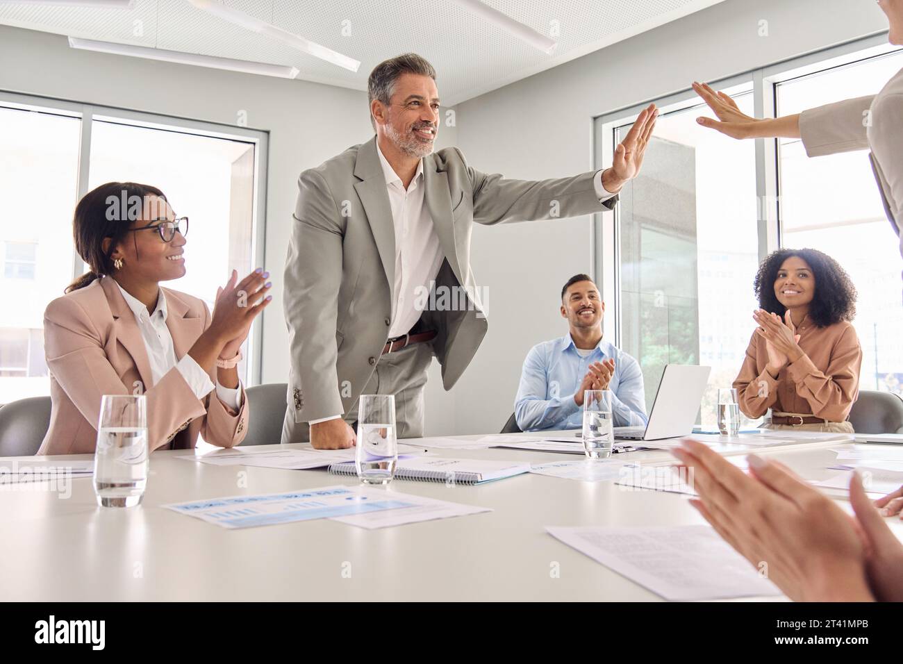 Heureux chefs d'équipe cadres d'entreprise professionnels donnent cinq à la réunion. Banque D'Images