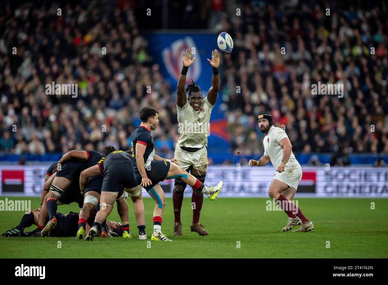 L'Angleterre s'écarte de Maro Itoje lors du match de troisième place de la coupe du monde de rugby France 2023 entre l'Argentine et l'Angleterre au Stade de France à Saint-Denis, dans la banlieue parisienne, le 27 octobre 2023. Photo Eliot Blondet/ABACAPRESS.COM crédit : Abaca Press/Alamy Live News Banque D'Images