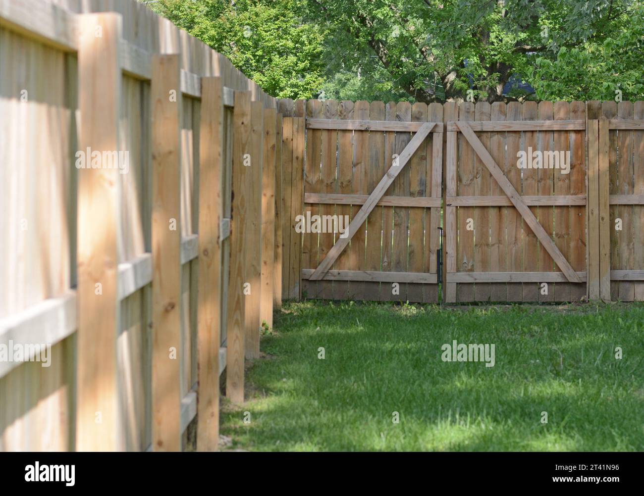 Détails d'une clôture d'intimité en bois de pin avec une double porte. Sécurité de l'arrière-cour. Banque D'Images