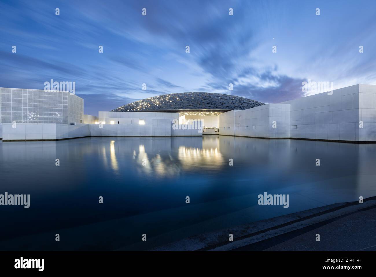 Musée du Louvre Abu Dhabi au coucher du soleil Banque D'Images
