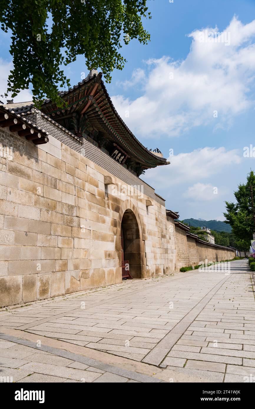 Porte est du complexe de palais Gyeongbokgoong à Séoul, Corée du Sud Banque D'Images